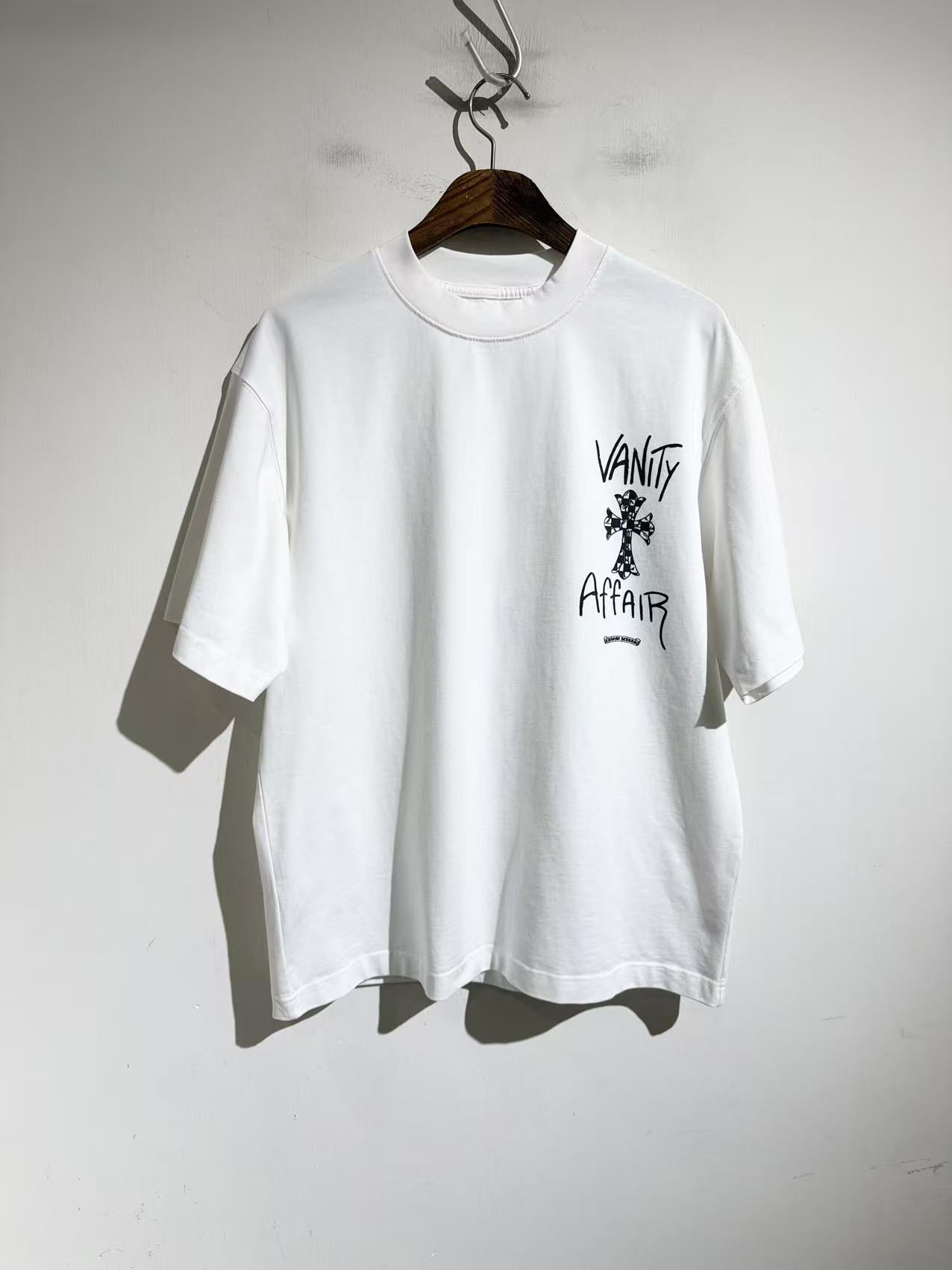 NO:898935,Cartoon pattern design, black and white background, Kro's white T, vintage tee with a retro feel. The upper body also has a slightly different relaxed silhouette. 26 latest design styles, silhouette design, the upper body is very handsome. Sizes s-xL..S size bust 116, shoulder width 53, length 71. Other sizes bust M120 L124  hearts,loewe,19860909卡通图案设计 黑白底色克罗家白T,拥有复古感的vintage tee .上身还有有一点别样的松弛廓形.26款最新的设计风格,廓形设计 上身很帅.尺码s-xL..s码胸围116 肩宽53 衣长71 .其他码胸围M120 L124 xL128 肩宽衣长袖长每码相差1.3cm,男装,chrome hearts,loewe,,Women's clothing