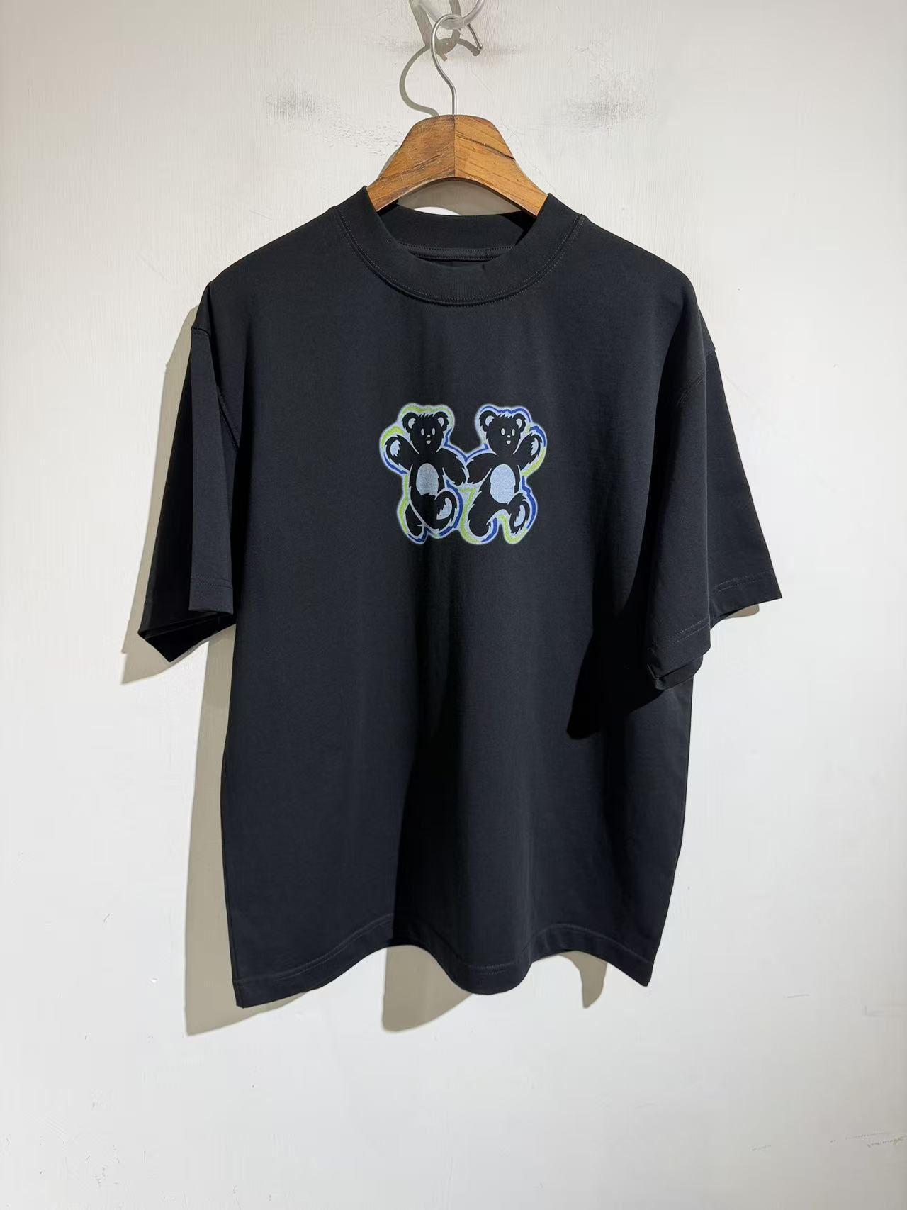 NO:898925,Good-looking blue and green color bear. Korean customer order, short-sleeved with great color reproduction...We11's retro short-sleeved hot product last year. Beautiful hand-painted little monster short-sleeved T-shirt... The upper body is very good-looking. Black and white. Size s-xL. Small bust 118, shoulder width 53, length 70. Other sizes bust M122 L126 xL130  The difference in shoulder width and clothing length is 1.3cm per size, Balenciaga-clothing, balenciaga, T-shirt, tees, t-shirt,19860909好看蓝绿拼 彩色小熊.韩国客户订单、色彩还原度很棒的短袖….We11 去年的复古短袖爆品. 漂亮手绘小怪兽短袖T恤…..上身很好看.黑白两色.尺码s-xL .s码胸围118 肩宽53 衣长70.其他码胸围M122 L126 xL130 肩宽衣长每码相差1.3cm,巴黎世家-服装,balenciaga,T-shirt,tees，t-shirt,,Women's clothing