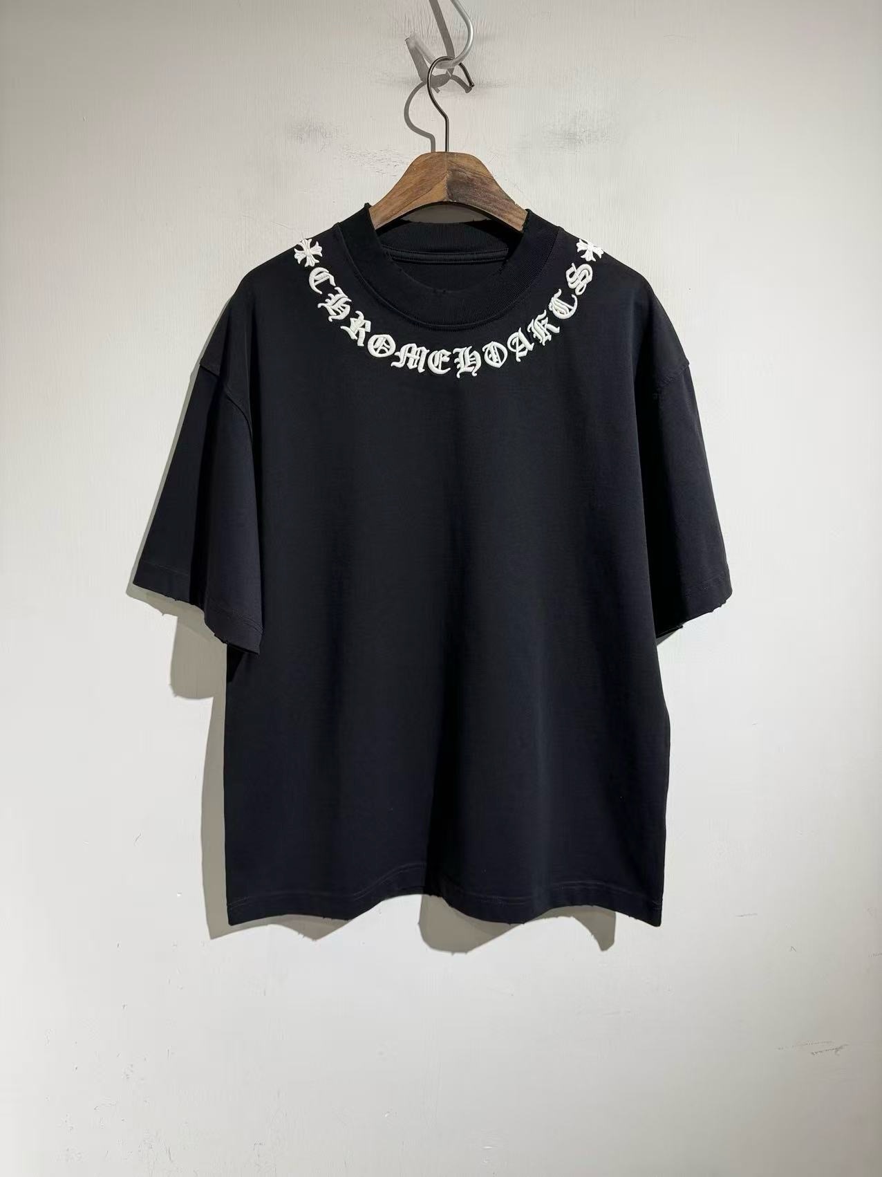 NO:898908,The neckline is very handsome, and the embroidered Crocodile heart is the 26th spring and summer heavy short-sleeved style!  !  Island long-staple cotton pure cotton fabric. Cross-flower embroidery on the collar. Slightly broken design on the cuffs. Fashion trend, shining on the street. Slightly wide version. White black. Sizes s-xL.. S size bust 118 shoulder width 57 length 74. Other sizes bust m122 L12619860909领口帅气十足,全副刺绣克罗心26款春夏重磅短袖！！海岛长绒棉纯棉面料 .领围处十字花刺绣工艺.袖口微破设计.时尚潮流 闪亮出街 微阔版型 白色 黑色.尺码s-xL.. s码胸围118 肩宽57 衣长74.其他码胸围m122 L126 xL130肩宽衣长每码递增1.2cm,克罗心-服装,chrome hearts,T-shirt,,Women's clothing
