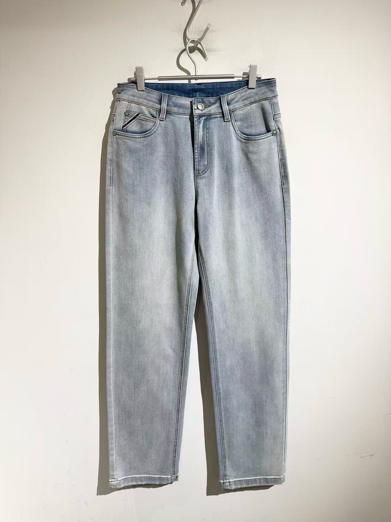 NO:898942,Beautiful light wash. Summer counter cd 26 styles of graffiti design denim.. This is the 26 counter heavy jeans... Italian made in Dongguan. Retro white washed light denim. The color is very nice. The pinnacle of business denim. 26 styles. Strong elastic denim. So beautiful. Small leather brand. Leather label. The details are invincible, Italian order, genuine goods. Summer jeans. Four-way elastic. Turkish imported fabrics, first-class workmanship and hardware.  No more misses. Sizes 30-38. Yes 35 No 37. .30 Waist 78 Hips 106 Pants length 108 Other sizes, waist and hips increase by 3.4 cm per size, pants length and length increase by 1.2cm per size, Dior-clothing, dior, jeans,19860909绝美的浅色洗水.夏季柜台cd 26款涂鸦设计牛仔..这是26款的柜台重磅牛仔裤….东莞代工的意大利.复古洗白浅牛.颜色很好看的.商务牛仔巅峰之作.26款 强弹力的牛仔 太好看了. 小皮牌 皮标.这细节无敌了,意大利订单,真正尾货.夏季牛仔裤.四面弹 土耳其进口面料,做工五金一流 错过不再有.尺码30-38.有35 无37. .30腰围78 臀围106 裤长108 其他码腰围臀围每码递增3.4 cm 裤长档长每码递增1.2cm,迪奥-服装,dior,jeans,,Women's clothing