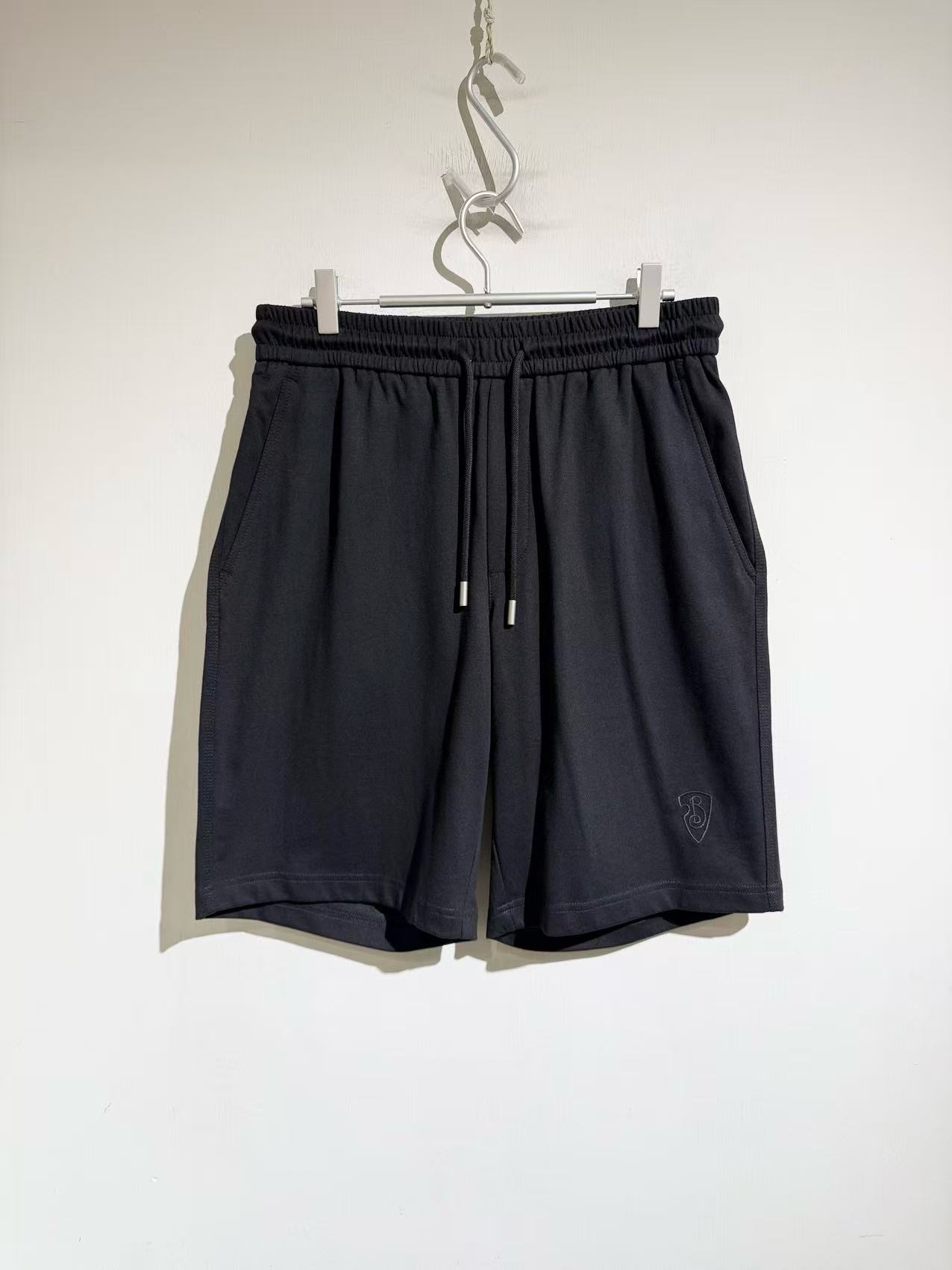 NO:898947,The cotton feel is quick-drying, unrivaled shorts. BUR quick-drying and comfortable shorts!  2026 spring and summer new style. Two-color clean computer printed T-shirt. Made of 59.75 long-staple cotton, high weight combined with 40.25 polyester spandex, special warp and weft thread weaving process, plaid positioning on the inside, and the natural plant touch of the breathable and sweat-wicking outer material brings a soft and delicate touch. The entire clothing and trousers  It can maintain its shape after being washed for a long time, which meets the wearing needs of spring and summer. The details are in place, the double-printed gussets on the top are combined with craftsmanship, the low-key embroidered printing design on the trousers, and the plaid inner collar decoration highlight the brand logo image. The fresh and eye-catching color scheme is youthful and fashionable, highlighting the unique taste of the cypress style. Black  Pink and green. Size M-3XL. M size waist 76-86, hip 120, trouser length 52. Other sizes have a 4-5cm difference in waist and hip circumference per size, and a 1.3cm difference in trousers length per size, Burberry - clothing, burberry, shorts, tees, t-shirt,19860909棉感却是速干,无敌的短裤.BUR速干舒适短裤！2026春夏新款.双色净版电脑印花T恤.采用59.75长绒棉,高克重结合40.25聚酯氨纶,特殊经纬线织造工艺,内里呈现格纹定位,透气排汗外料的植物天然触感带来柔软细腻触觉.整件衣物与裤装能保持长久洗涤不变形,符合春夏的穿着需求.细节到位,上衣的双重印花襄拼结合工艺,裤装的低调绣花印花设计,格纹内领条装饰,彰显品牌标志形象.反清新亮眼配色,青春时尚,彰显柏松系的不二品味.黑色 粉绿两色.尺码M-3XL .m码腰围76-86 臀围120 裤长52.其他码腰围臀围每码相差4-5cm 裤长每码相差1.3cm,博柏利-服装,burberry,shorts,tees，t-shirt,,Women's clothing