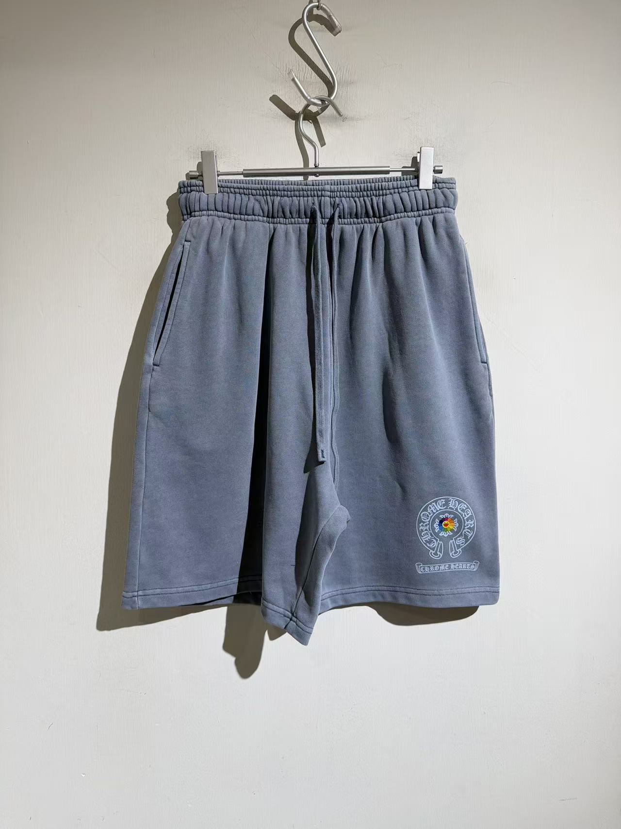 NO:898883,Fish scale terry cotton, textured haze blue sweatpants... Dongguan LT OEM, summer sunflower style, super nice lake blue rewashed shorts... Crow Sunflower joint shorts... delicate and textured... the inner skin-friendly surface is super comfortable.. 26 most promising models, exquisite details finishing. Very, very beautiful. Fashion trend casual style. M-2XL. M size waist 72-84, hip 124, pants length 53  For other sizes, the waist and hip circumferences increase by 4-5cm, and the pants length increases by 1.2cm for each size, chrome hearts-clothing, chrome hearts, shorts,19860909鱼鳞毛圈棉,质感雾霾蓝卫裤…东莞LT代工,夏日太阳花风格 超好看湖蓝色重洗水短裤…克罗太阳花联名款短裤…细腻又有质感…内侧亲肤面超级舒服..26款最看好的款,精致的细节收尾.非常非常漂亮. 时尚潮流 休闲款.M-2XL.M码腰围72-84 臀围124 裤长53 其他码腰围臀围递增4-5cm 裤长每码递增1.2cm,克罗心-服装,chrome hearts,shorts,,Women's clothing