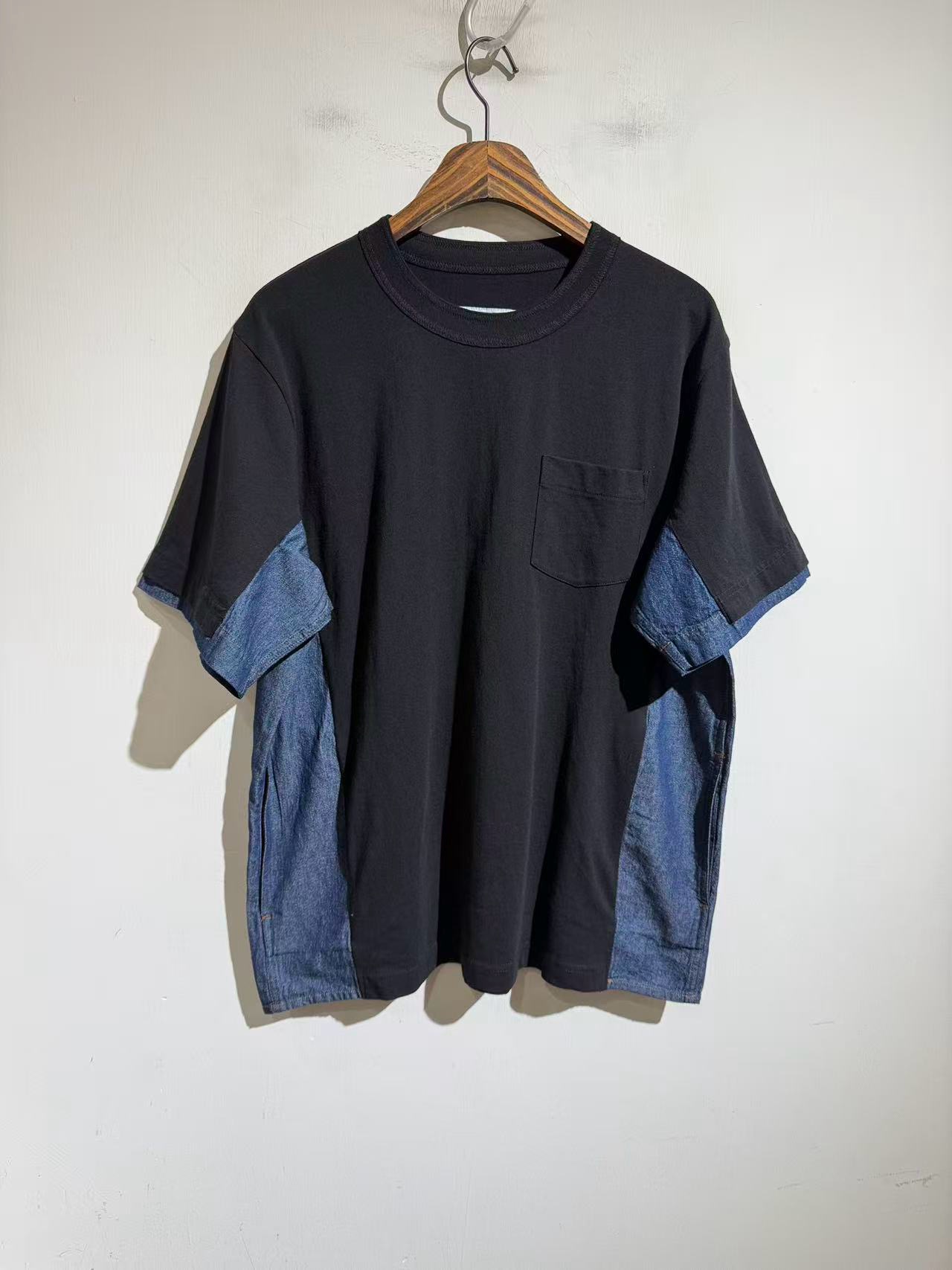 NO:898921,The most elegant denim splicing short-sleeved...sac 26 spring and summer new style  Deconstructed aesthetic denim splicing T-shirt, a Japanese designer product. This T-shirt is an excellent presentation of the brand's iconic splicing aesthetics. It is made of high-count black cotton knitted fabric as the main body, which is soft and breathable, and fits the body shape without a sense of restraint. The sides and cuffs are integrated into the classic indigo denim fabric. The tough denim texture and soft knitting form a sharp contrast, creating a rich visual tension.  The same-color patch pocket on the chest retains the practicality of the basic model, while the design of the side panel denim splicing hides ingenuity, breaking the monotonous outline of conventional T-shirts and giving the item an architectural three-dimensional line feel. The classic color combination of black and blue is suitable for various styles of wear, easily creating a look that coexists Japanese street style and minimalist high-end. It is a design that can be matched repeatedly in the wardrobe. Size  S-XL. S size bust 118, shoulder width 47, clothing length 70. Other sizes bust M122 L126 xL130, shoulder width and clothing length vary by 1.3cm per size, Balenciaga-clothing, balenciaga, T-shirt, tees, t-shirt,19860909最具有气质的牛仔拼接短袖…..sac 26春夏新款 解构美学牛仔拼接T恤,日本设计师品.这件T恤是品牌标志性拼接美学的绝佳呈现,以高支黑色棉针织面料为主体,柔软透气,贴合身形却无束缚感；侧边与袖口融入经典靛蓝牛仔面料,硬朗丹宁纹理与柔软针织形成鲜明对比,碰撞出层次丰富的视觉张力.胸口的同色贴袋保留了基础款的实用性,而侧边幅牛仔拼接的设计则暗藏巧思,打破常规T恤的单调轮廓,赋予单品建筑般的立体线条感.黑与蓝的经典配色,适配各种风格穿搭,轻松打造日系街头与极简高级并存的造型,是衣柜里能反复搭配的设计款.尺码 S-XL .s码胸围118 肩宽47 衣长70.其他码胸围M122 L126 xL130 肩宽衣长每码相差1.3cm,巴黎世家-服装,balenciaga,T-shirt,tees，t-shirt,,Women's clothing
