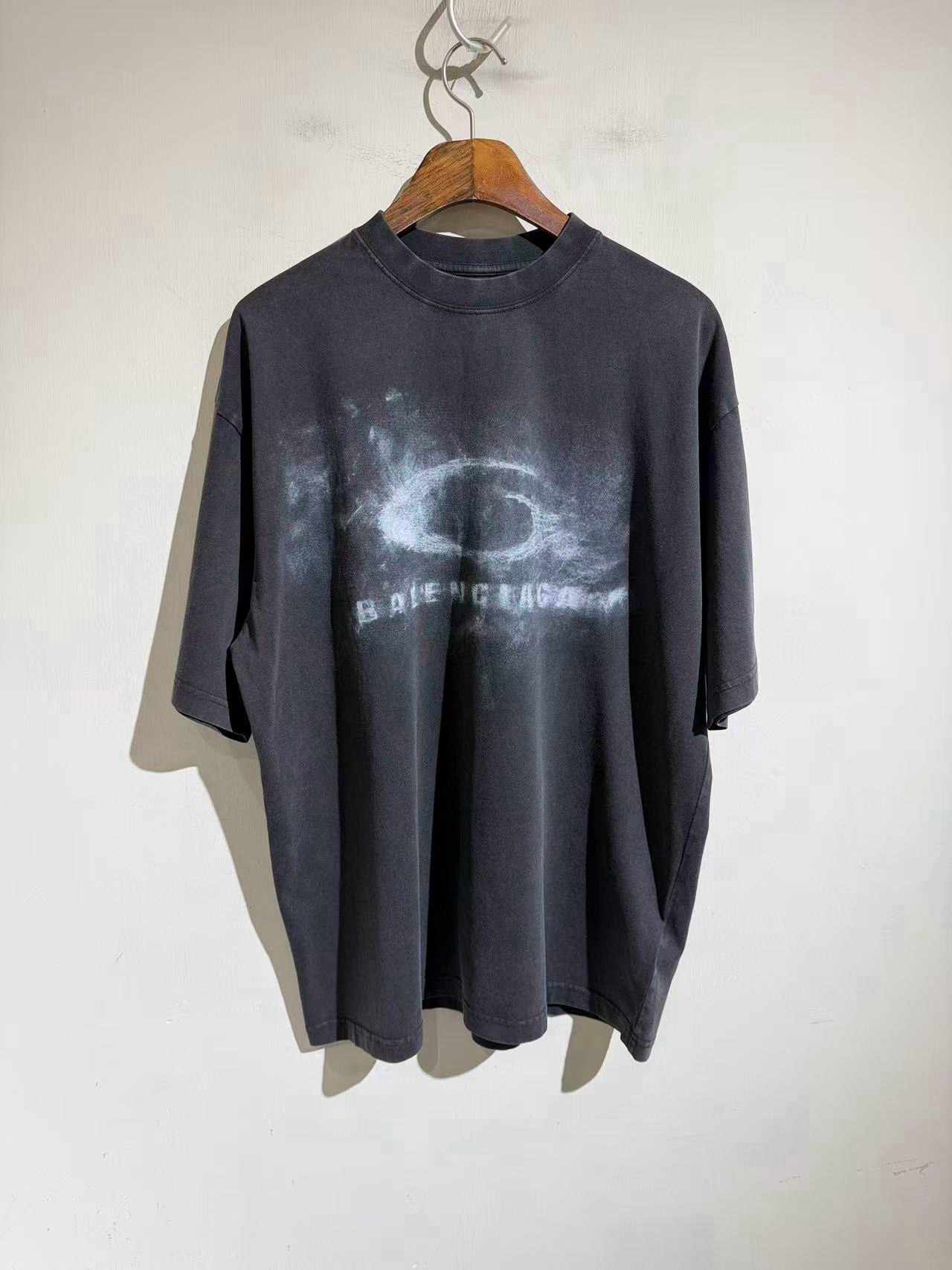 NO:898911,Paris Galaxy distressed T-shirt, 26 spring and summer new style. The high-end bonming short-sleeved ciaga annual atmosphere T-shirt. It has a retro washed distressed texture and a decadent high-end feel. Galaxy nebula crayon loop art print on the front, hazy matte texture, logo looming, low-key but not exaggerated, pure cotton jersey fabric  It is skin-friendly and breathable, comfortable and not sweaty when worn next to the body, classic round neck + medium loose fit, not picky about body shape or gender, casual slimming, the upper body has a high street atmosphere with a sense of looseness, perfect for daily wear with jeans and casual pants, the details are in place, the wiring is neat, the old washing process is durable and not easy to deform, whether it is worn alone or inside, it is very stylish, a daily must-have for fashionistas, and the sense of luxury is easy to achieve!  Size s-xL. S size bust 124, shoulder width 58, dress length 73. Other sizes bust M128 L132 xL136 shoulder width, dress long sleeve length, each size difference is 1.3cm, Balenciaga-clothing, balenciaga, jeans, T-shirt,19860909巴黎 银河做旧T,26春夏新款 高级感拉满的本命短袖ciaga 年度氛围感神T,自带复古水洗做旧肌理,自带颓废高级感,正面银河星云蜡笔loop艺术印花,朦胧雾面质感,logo若隐若现,低调不浮夸,纯棉平纹针织面料 亲肤透气,贴身穿舒适不闷汗,经典圆领+中号宽松版型,不挑身材、不挑性别,随性显瘦,上身就是松弛感拉满的高街氛围,日常搭牛仔裤、休闲裤都很出片,细节做工到位,走线工整,做旧洗水工艺耐穿不易变形不管是单穿还是内搭都很有格调,潮人日常必备,高级感轻松拿捏！ 尺码s-xL .s码胸围124 肩宽58 衣长73.其他码胸围M128 L132 xL136 肩宽衣长袖长每码相差1.3cm,巴黎世家-服装,balenciaga,jeans,T-shirt,,Women's clothing