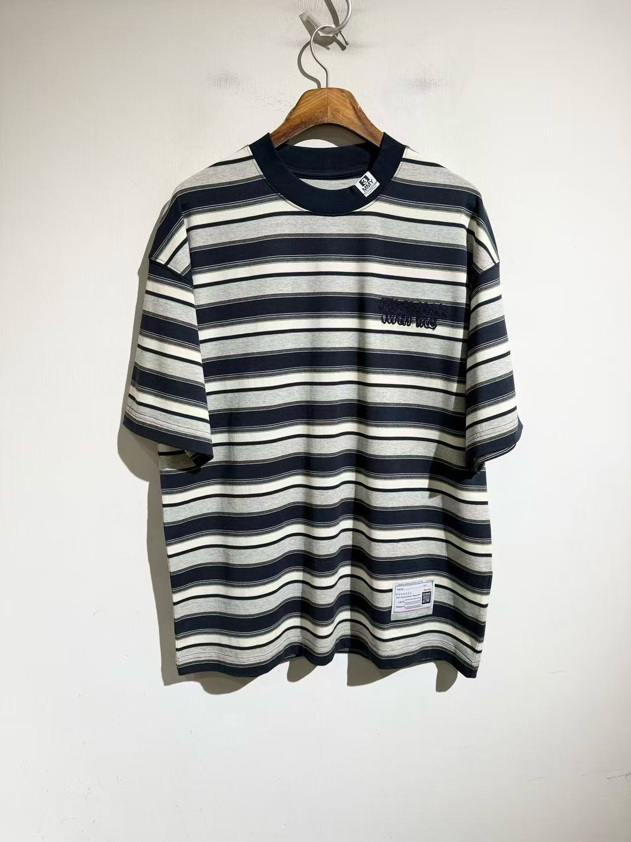NO:898907,It has cute and exquisite animal embroidery on the back. Beautiful yarn-dyed fabric. Softer and more comfortable custom knitted fabric, designed by designer Mihara!  !  2026 spring and summer MMY striped embroidered T. The embroidery craftsmanship is full of texture and details are exquisite. Customized long-staple cotton, soft and comfortable. The back is super heavy embroidery!  !  Same size for men and women. Size S-XL. Bust size s is 118, shoulder width 57, length 73. Other sizes, bust size m122, L12619860909拥有可爱而精美的后背动物刺绣.漂亮色织面料.更软糯舒服的针织定制面料,设计师三原操刀设计！！2026春夏MMY条纹刺绣T .刺绣工艺质感十足,细节货. 订制长绒棉,软糯舒服.后背超重工刺绣！！ 男女同款 码数S-XL..s码胸围118 肩宽57 衣长73.其他码胸围m122 L126 xL130 肩宽衣长袖长每码递增1.3cm,男装,,Women's clothing