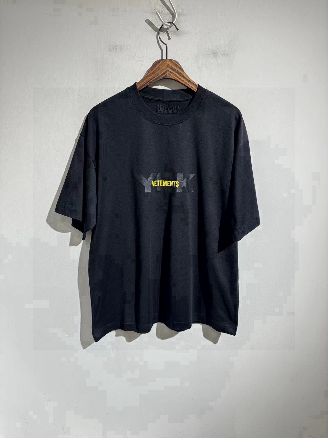 NO:898896,Y2K...The latest yellow offset printing design!  !  The latest fluorescent yellow on the entire network...exclusive North American buyer store orders leaked!  !  2026 new summer vts heavy-duty short-sleeved...Customized 230g combed cotton. The fabric feels comfortable and delicate. Customized thick plate contrasting printing process. Loose fit. Same size for men and women. Size S-XL. S size chest 118. Shoulder width 55. Length 70. Bust in other sizes M122 L126 xL130. Shoulder width and length increase by 1.2cm per size. Men's clothing, T-shirt,19860909Y2K...最新黄色胶印设计！！荧光黄全网最新…独家北美买手店订单流出！！ 2026夏季新款vts重工短袖…..定制230g精梳棉 面料手感舒适细腻 定制厚板撞色印花工艺 宽松版型 男女同款 码数S-XL .s码胸围118 肩宽55 衣长70 其他码胸围M122 L126 xL130 肩宽衣长每码递增1.2cm,男装,T-shirt,,Women's clothing