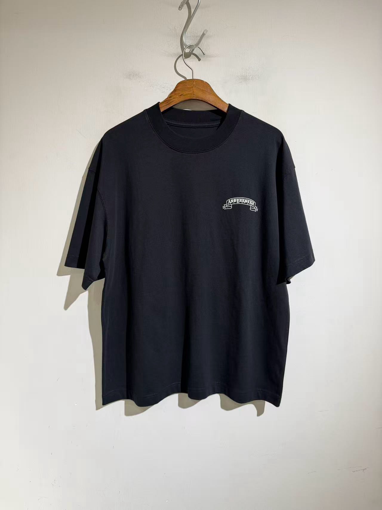 NO:898894,Crow's flocked back logo short-sleeved T-shirt, export order, customized fabric and flocking process... The texture requirements are particularly high!  !  Black and white. Sizes s-xL. S size 116, shoulder width 53, clothing length 72, other sizes bust M120 L124 xL128. Shoulder width and clothing length increase by 1.3cm per size, chrome hearts-clothing, chrome hearts, loewe, T-shirt, tees, t-shirt,19860909克罗家植绒后背logo短袖T恤,出口单 定制面料和植绒工艺..质感要求特别高！！ 黑白两色.尺码s-xL .s码116 肩宽53 衣长72 其他码胸围M120 L124 xL128.肩宽衣长每码递增1.3cm,克罗心-服装,chrome hearts,loewe,T-shirt,tees，t-shirt,,Women's clothing
