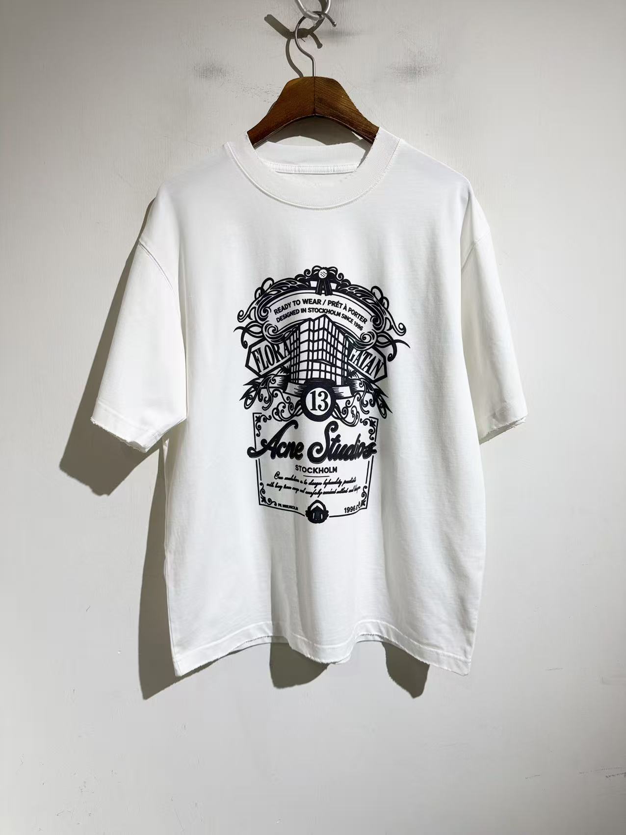 NO:900466,A retro totem white T from AC, the vintage tee has a different kind of loose silhouette on the upper body. 26 latest Roman design styles, the silhouette design is very handsome. Size s-xL..S size bust 116, shoulder width 53, length 71. Other sizes bust M120 L12419860909一件来自ac家复古图腾白T,的vintage tee 上身还有有一点别样的松弛廓形.26款最新的罗马设计风格,廓形设计 上身很帅.尺码s-xL..s码胸围116 肩宽53 衣长71 .其他码胸围M120 L124 xL128 肩宽衣长袖长每码相差1.3cm,克罗心-服装,chrome hearts,chanel,,Women's clothing