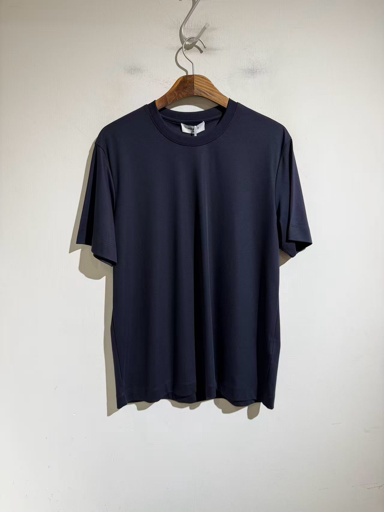 NO:900482,Exported to Europe, easy to wear and durable, the industry's top base layer shirt!  !  Modal and Lycra mixed fabric base. 26 orders from German Little G. Top-notch sewing for a more comfortable fit!  The fabrics are all certified authentic. They are made with double-sided liquid ammonia technology on both front and back, and are made of ultra-high count yarn. The fabric is very comfortable, the upper body is silky, wide and stylish, and it will not deform after long-term washing. It has a full texture. It has extraordinary comfort for business. Black and white colors 46-58. Orange and navy blue 48-58. 48 size bust 104 shoulder width 46  Clothes length 69. Other sizes bust 46/100.50/108 52/112 54/116 56/120 58/124 shoulder width and clothing length vary by 1.3cm per size, men's clothing, gucci,19860909出口欧洲 好穿 耐穿 业内顶级打底衫！！莫代尔莱卡混合织物打底. 26款德国小G家订单.顶级缝纫更服帖！ 面料都是认证正品.进行正反两面双面液氨工艺,超高支纱.面料很舒服很舒服,上身丝滑挺阔有型,久洗不变形 质感拉满.商务的同时拥有不凡的舒适度.黑、白两色 46-58.橘色、藏蓝48-58 .48码胸围104 肩宽46 衣长69.其他码胸围46/100.50/108 52/112 54/116 56/120 58/124 肩宽衣长每码相差1.3cm,男装,gucci,,Women's clothing