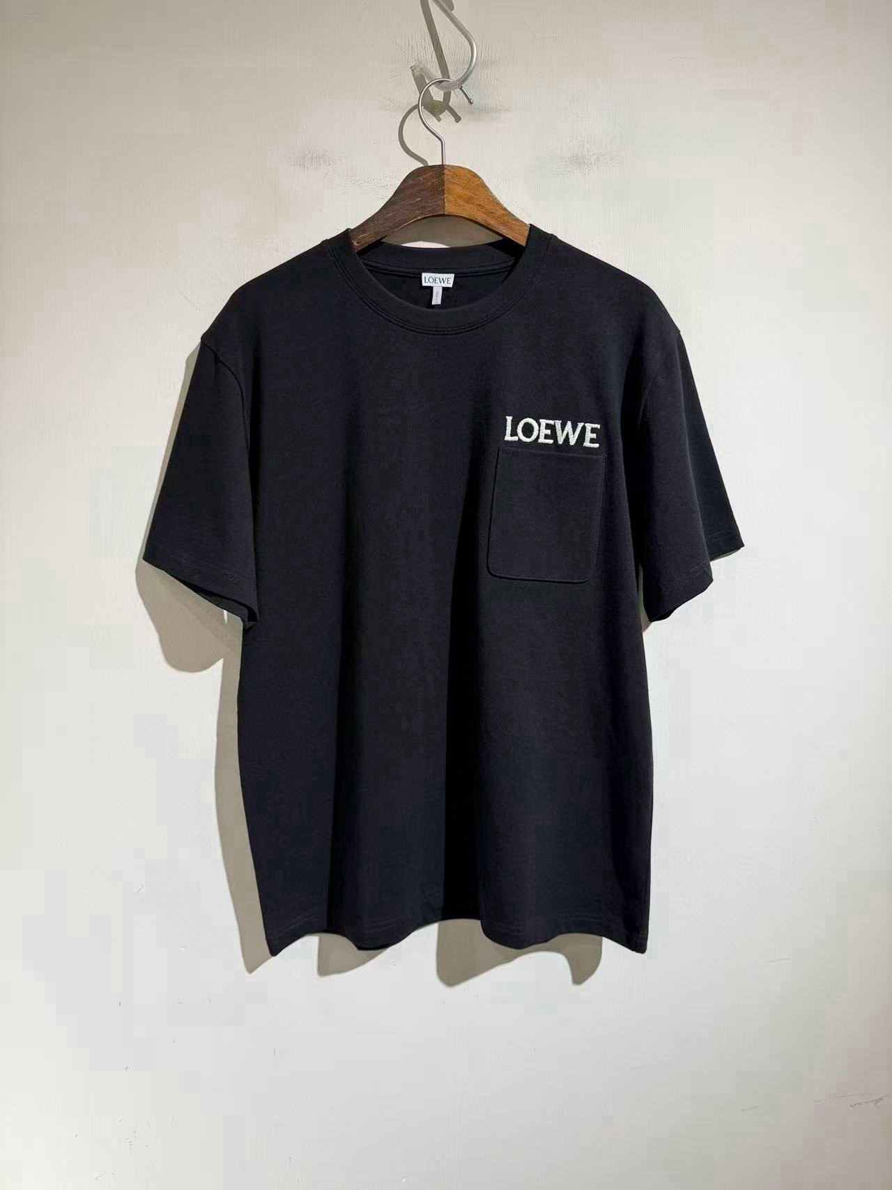 NO:900477,The short sleeves that are comparable to those on the counter are from the original factory...customized threaded neckline!  !  !  Loe embroidered patch pocket casual short-sleeved T-shirt. Made of designer order brand fabric, the upper body effect is particularly good, black and white s-xL..s bust 112, shoulder width 50, length 72, other sizes bust m116 L12019860909和柜台比肩的短袖,原厂流出…定制级别的螺纹领口！！！Loe刺绣贴袋休闲短袖T恤.采用设计师订单品牌面料,上身效果特别好 ,黑白两色s-xL..s胸围112 肩宽50 衣长72 其他码胸围m116 L120 xL124 肩宽衣长每码递增1.2cm,罗意威-服装,loewe,loewe,T-shirt,tees，t-shirt,,Women's clothing