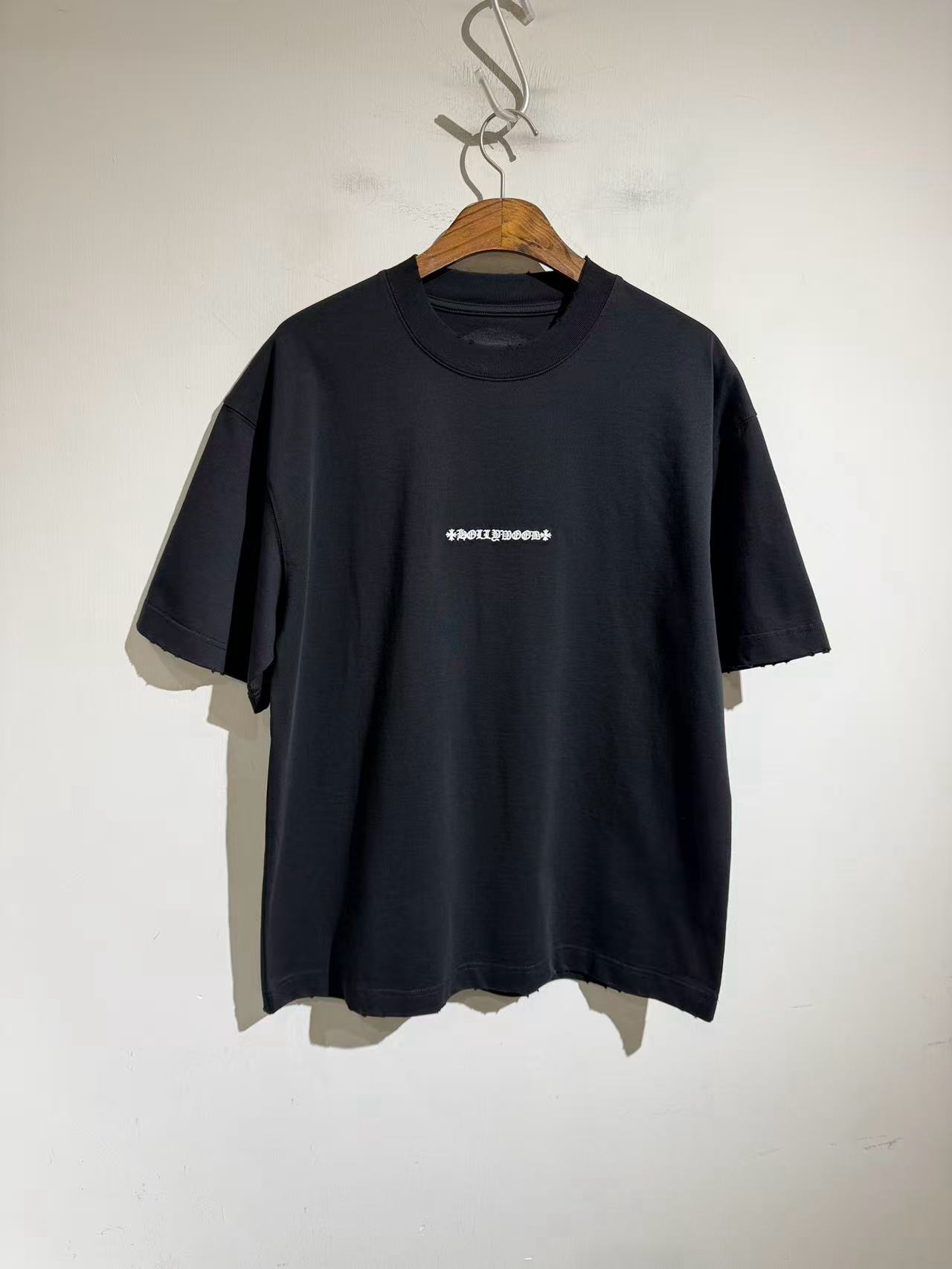 NO:900472,Minimalist design but very handsome, 26 spring and summer heavy short sleeves with embroidered Crow hearts on the front and back!  !  Island long-staple cotton pure cotton fabric. Cross-flower embroidery on the neckline. Slightly broken design on the cuffs. Fashion trend, shining on the street. Slightly wide version. Navy blue, white, black. Size s-xL..S size bust 118, shoulder width 57, length 74. Other sizes bust m122 L126 xL130 shoulder width and length increments of 1.2cm per size, Chrome hearts - clothing, chrome hearts, T-shirt,19860909极简设计 但帅气十足,前后刺绣克罗心26款春夏重磅短袖！！海岛长绒棉纯棉面料 .领围处十字花刺绣工艺.袖口微破设计.时尚潮流 闪亮出街 微阔版型 藏蓝.白色 黑色.尺码s-xL..s码胸围118 肩宽57 衣长74.其他码胸围m122 L126 xL130肩宽衣长每码递增1.2cm,克罗心-服装,chrome hearts,T-shirt,,Women's clothing