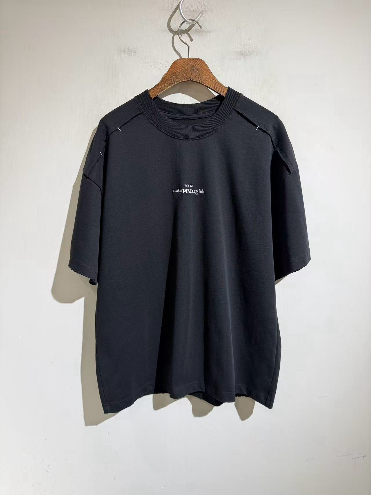 NO:900467,The latest technology of laser holes and then stitching, casual and versatile, mm6 authentic original flavor... Margiela digital series 2026 spring and summer design new MM. Customized island combed cotton, fine workmanship. Comfortable and delicate feel. Loose version. Same style for men and women. Available in black and white. Size xS-L.  .Shoulder width, clothing length and sleeve length increase by 1.3cm per size, men's clothing, masion margiela, masion margiela,19860909激光破洞再缝线的最新工艺,随性百搭,mm6真正原版原味…马吉拉数字系列 2026 春夏设计新款MM.定制海岛精梳棉,精工加持.手感舒适细腻 宽松版型 男女同款 黑白两色入.码数xS-L.xs码胸围116 肩宽62 衣长72 其他码胸围s120 m124 L128 .肩宽衣长袖长每码递增1.3cm,男装,masion margiela,masion margiela,,Women's clothing