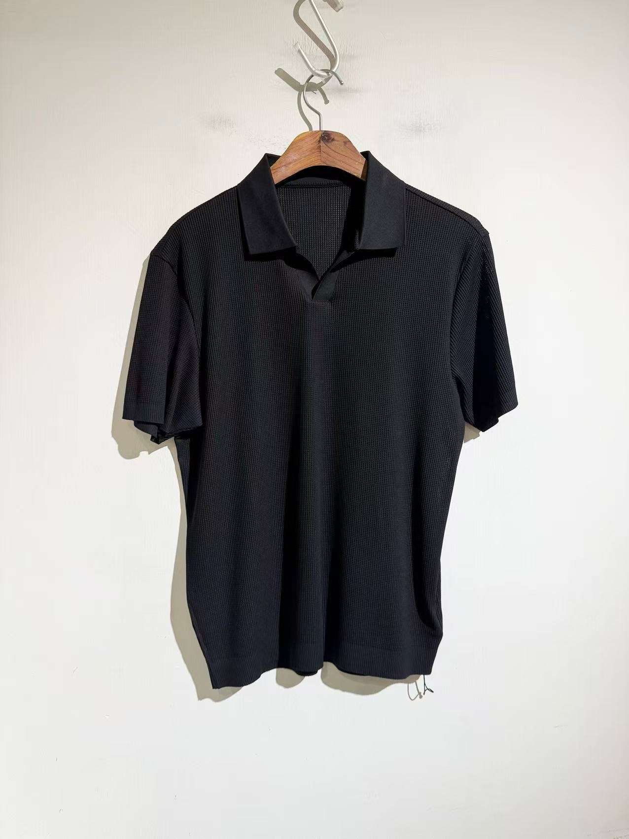 NO:900444,Original factory in Zhejiang, top replacement goods at zz counter. 26 custom-woven waffle cotton blended seagull collar POLO shirts. One piece of clothing, one set of knitting techniques. It is not something that can be achieved by later sewing. It is a very difficult piece of clothing to make!  In order to be more compliant and comfortable. Black and beige. Size 48-56. Bust 106 in size 48, shoulder width 48, clothing length 67. Other sizes, bust 50/110 52/114 54/118 56/122, shoulder width and clothing length vary by 1.3cm per size, men's clothing,19860909原厂浙江代工,zz柜台的顶级平替货.26款 定织华夫格棉 混纺海鸥领POLO衫.一件衣服一套针织手法.并非后期缝纫可以达到.很难做的一件衣服！ 为的就是更服帖 更舒服的体感. 黑 米色两色 尺码48-56..48码胸围106 肩宽48 衣长67.其他码胸围50/110 52/114 54/118 56/122 肩宽衣长每码相差1.3cm,男装,,Women's clothing