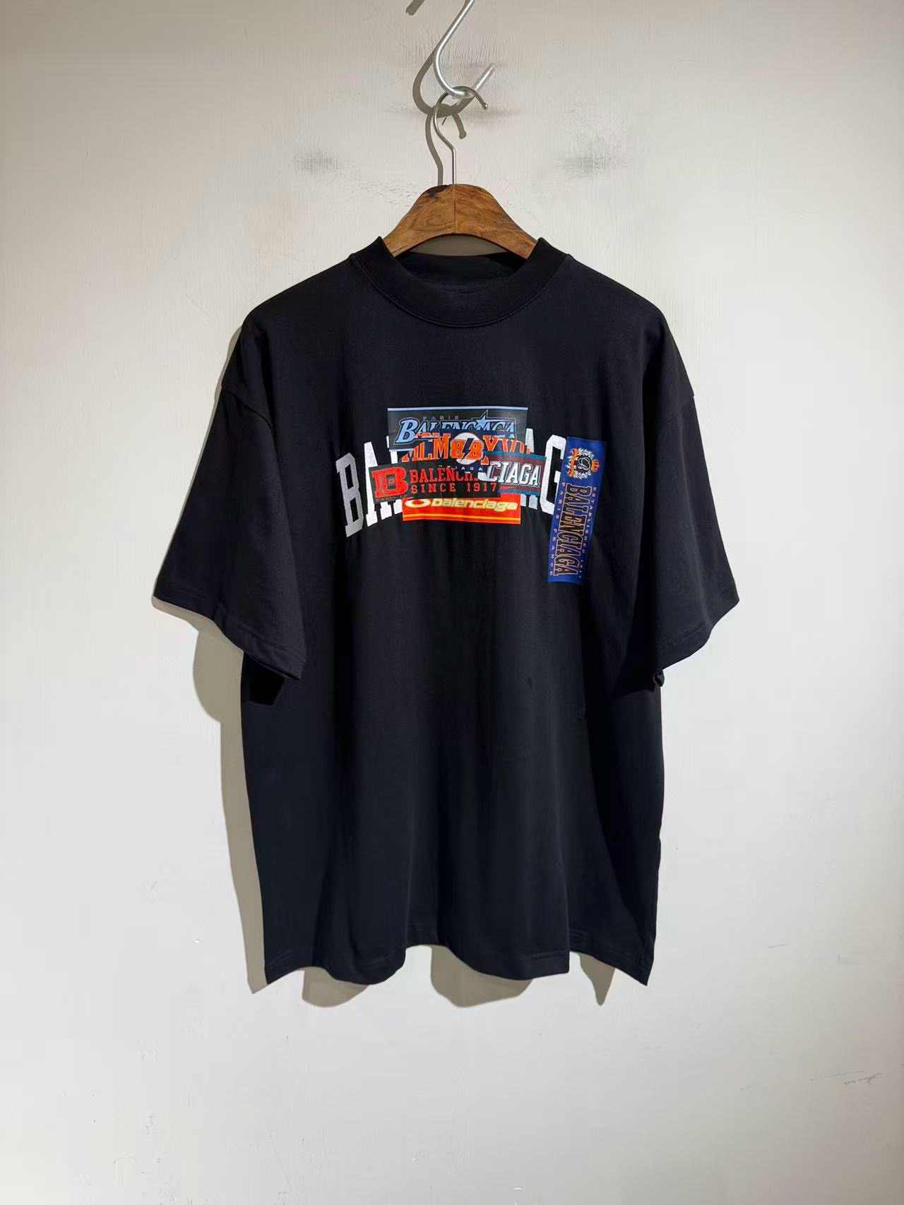 NO:900480,Authentic digital printing with real retro wash... Parisian short-sleeves on the ceiling... BALEN Balenciaga. BUMPER STICKERS mid-fit T-shirt. 26 new summer products. Embroidery card offset printing triple combination. Printed short-sleeves... What is at the counter is what it is. Original length. Original version... But with. Conley digital direct printing. Worn graffiti design... Now that I have worn it, I want the best!  !  !  Paris 26 spring and summer new style. Retro washed short sleeves. The highest version shipped. The design added to the new season of Paris. The os version is friendly to both men and women. The slightly distressed cut details are a no-brainer for me who like vintage. It gives people a strong impact. It looks good with denim overalls, size xs s m L... Bust 122 in size  m130 L134 Shoulder width, long sleeve length, each size differs by 1.3cm, men's clothing, balenciaga, balenciaga, balenciaga, T-shirt, tees, t-shirt,19860909原汁原味 拥有真正复古洗水的数码印刷…天花板的巴黎家短袖…BALEN巴黎世家.BUMPER STICKERS中版型T恤. 26夏季新品 刺绣刷卡胶印三重结合.印刷短袖…..柜台如何就是如何. 原版长度. 原汁原味版型……但搭配.康利数码直喷印刷 磨破涂鸦设计… 既然穿了.就要最好的！！！巴黎 26春夏新款.复古洗水短袖. 最高版出货.巴黎新一季的出品加入的设计..os版型对男女来说都很友好,轻微做旧的割破细节,对爱好vintage的我来说简直无脑入手.给人冲击非常强烈.配牛仔工装裤都好看,码数xs s m L.. xs码胸围122 肩宽56 衣长77.s码胸围126 m130 L134 肩宽衣长袖长每码相差1.3cm,男装,balenciaga,balenciaga,balenciaga,T-shirt,tees，t-shirt,,Women's clothing