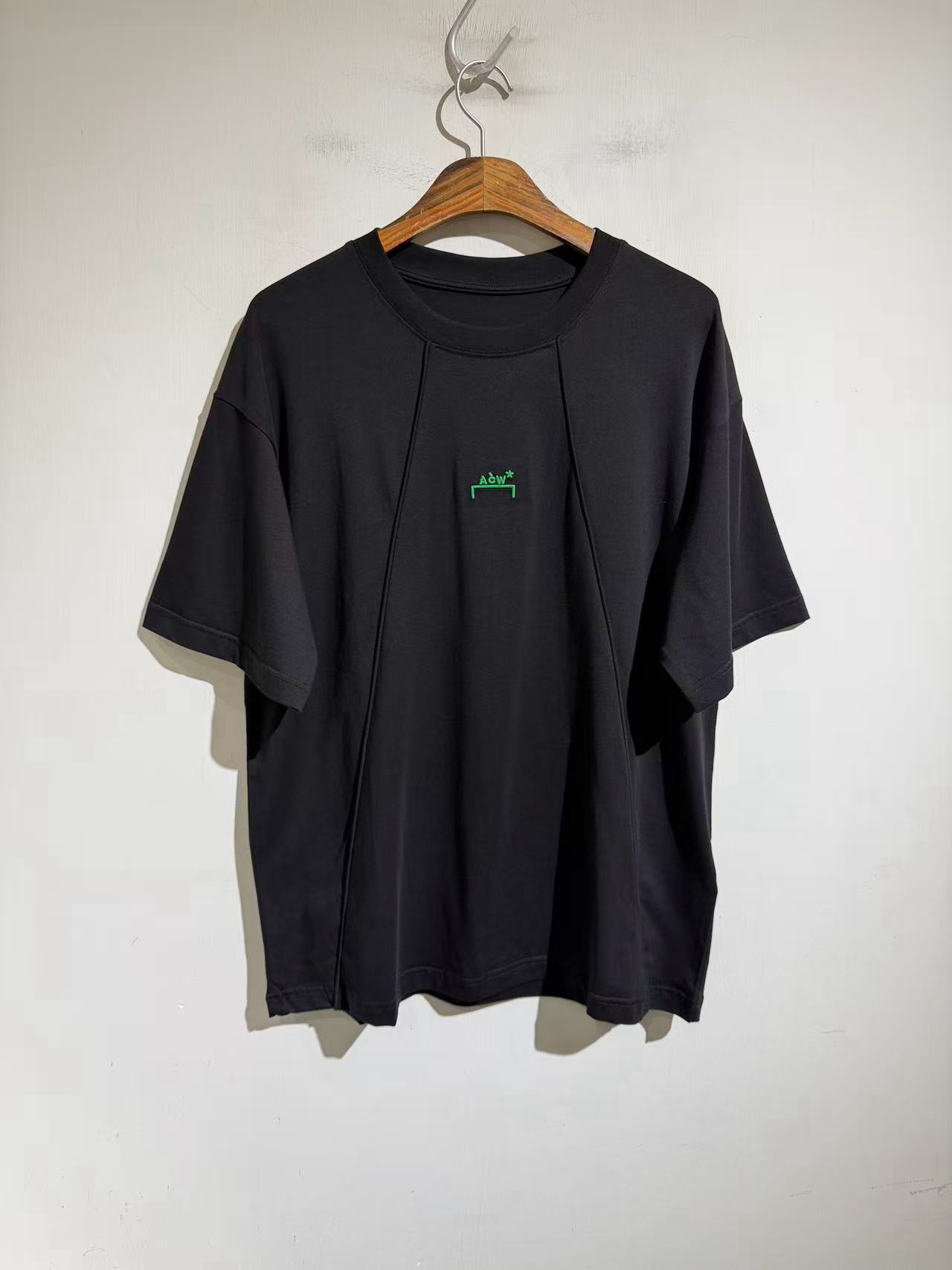 NO:900454,Green embroidery with black, so handsome... The fabric is softer and the silhouette is more handsome. There is nothing wrong with him... Re-deconstructing the short-sleeved version... Two seams are processed to match the spliced ​​short sleeves... Customized textured gold-edged special machine fabric!  !  2026 spring and summer new style ACW splicing, customized three-dimensional tailoring, half-close design, loose fit, size S-XL. Small size, bust 116, shoulder width 57, length 73, other sizes bust M120 L12419860909绿色刺绣配黑色,真帅….. 面料更柔软,廓形. 他帅起来,没有ro什么事….重新解构短袖的版型….两条缝线处理搭配拼接短袖..定制质感金边专机面料！！2026春夏新款ACW拼接 定制立体裁剪 半收口设计 宽松版型 码数S-XL .s码胸围116 肩宽57 衣长73 其他码胸围M120 L124 xL128 肩宽衣长每码递增1.5cm,男装,T-shirt,,Women's clothing
