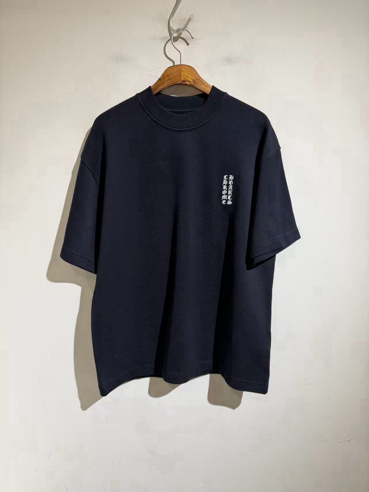 NO:900448,Japanese heavy machine embroidery, one hundred thousand stitches is like a beautiful picture!  !  !  Extremely comfortable knitted long-staple cotton three-color short-sleeved. North American customer order. 26 spring and summer early new short-sleeved first item... Handsome. Three-dimensional heavy embroidery on the front and rear sides. Export order. Customized fabric. Overseas purchasing is very, very expensive. Factory quality requirements are particularly high!  !  Regular customers must buy. Dark blue, white, gray. Sizes s-xL. S size 118, shoulder width 57, clothing length 73, other sizes bust M122 L126 xL130. Shoulder width and clothing length increase by 1.3cm per size, men's clothing, T-shirt,19860909日本重机刺绣 十万针如美丽画卷！！！舒适到顶的针织长绒棉 三色短袖.北美客户订单 26春夏早新款短袖第一弹….帅气.前后侧立体重磅刺绣.出口单 定制面料. 海外代购非常非常贵.工厂质感要求特别高！！老客户必入. 深藏蓝 白色 灰色.尺码s-xL .s码118 肩宽57 衣长73 其他码胸围M122 L126 xL130.肩宽衣长每码递增1.3cm,男装,T-shirt,,Women's clothing
