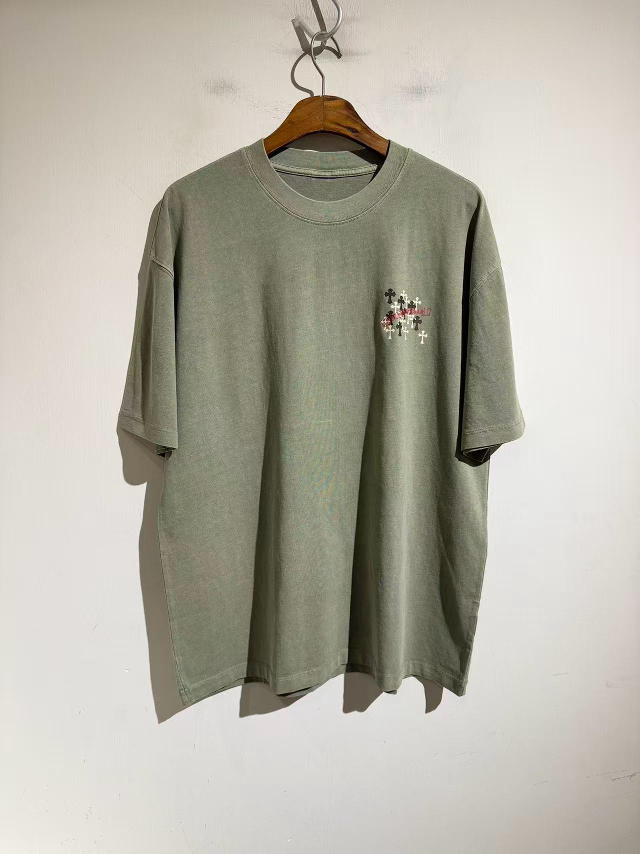 NO:900438,The retro green little badge is really nice!  Paired with beautiful direct-injection printing. The wash has a violent and handsome element... 26 styles of fried-color wash fabrics... short sleeves. Crow's heavy-duty short sleeves!  !  Combed Xinjiang cotton pure cotton fabric. Plain series design. Fashion trend, shining on the street, slightly wide version. Size m-2xL.. M size bust 122, shoulder width 58, clothing length 75, other sizes chest L12619860909复古绿 小徽章实在好看！搭配配上美丽的直喷印刷. 洗水拥有暴力帅气元素…26款炒色洗水面料….短袖 克罗家重磅短袖！！精梳新疆棉纯棉面料.素色系列设计.时尚潮流 闪亮出街 微阔版型 . 尺码 m-2xL.. m码胸围122 肩宽58 衣长75 其他码胸围 L126 xL130xxL134 肩宽衣长每码递增1.2cm,克罗心-服装,chrome hearts,loewe,T-shirt,,Women's clothing