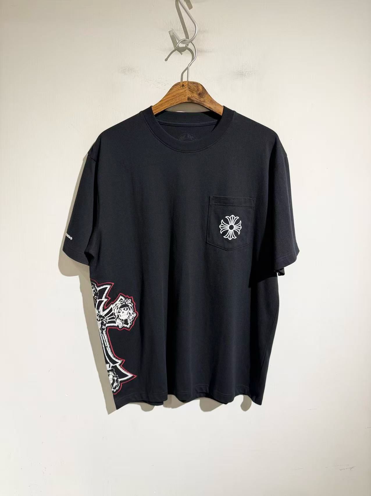 NO:900418,The most powerful co-branded item at the counter is close to 1.5w. CHROME Cro's co-branded pocket short sleeves. Men's Guns N' Roses small pocket design, from the fabric to the embroidery details are all top-notch production processes. The fabric is Sea Island cotton, which is very skin-friendly. Size s-xL..S size bust 114, shoulder width 51, length 72. Other sizes bust M118 L122 xL126  The difference in shoulder width, sleeve length, and length per size is 1.3cm, chrome hearts, chrome hearts, loewe, T-shirt,19860909柜台接近1.5w的最强悍联名.CHROME 克罗家联名口袋短袖.男士Guns N' Roses 小口袋设计,从面料开始到刺绣细节都是顶配的生产工艺.面料是海岛棉 亲肤感十足.尺码s-xL..s码胸围114 肩宽51 衣长72.其他码胸围M118 L122 xL126 肩宽衣长袖长每码相差1.3cm,克罗心-服装,chrome hearts,chrome hearts,loewe,T-shirt,,Women's clothing