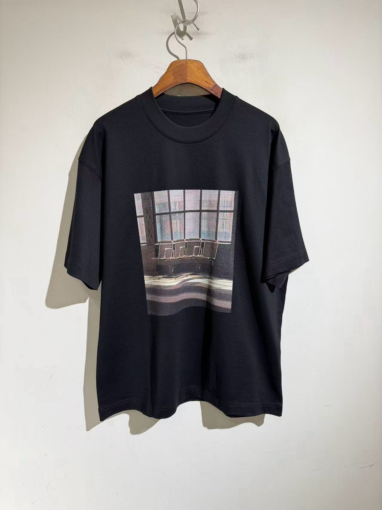 NO:900425,Retro Printing How to make minimalism but also detail!  !  The latest product, JIL 26 spring and summer new product, minimalist digitally printed loose oversize T-shirt. The loose-fitting upper body is full of laziness, and it can be worn casually in daily life. The color system is super versatile, and the pure cotton round neck pullover is simple and fashionable with a high-end feel. It is super versatile for both boys and girls. It continues Sander’s design style and aesthetic essence. It looks good whether worn alone or inside. It can be worn by men and women without gender. Size  S-XL. Black and white.. S size bust 118, shoulder width 57, length 75, other sizes bust M122 L126 xL130. Shoulder width, length of sleeves, increments of 1.3cm per size, men's clothing, jil sander, versace, tees, t-shirt,19860909复古印刷 如何让极简也做出细节！！ 最新品,JIL 26春夏新品 极简主义 数码印刷宽松oversizeT恤.宽松版型上身慵懒感十足,日常随便穿搭超级百搭的色系,纯棉圆领套头.简单时尚更具高级感,男女生都是超百搭的.延续了Sander的设计风格与美学精髓,无论是单穿还是内搭都好看,可男女同款无性别穿搭. 尺码 S-XL.黑白两色..s码胸围118 肩宽57 衣长75 其他码胸围M122 L126 xL130.肩宽衣长袖长每码递增1.3cm,男装,jil sander,versace,tees，t-shirt,,Women's clothing