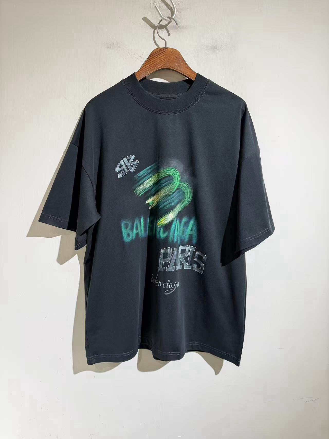 NO:900435,Fully hand-painted, Paris limited edition short-sleeved shirt. Hand-painted craftsmanship by Chinese OEM art students, French-style designed short-sleeved shirt!  !  !  Pure hand-painted design. 2026ss T-shirt. 240g cotton + hand-made hole processing design. The pinnacle of short sleeves!  !  Hand-painted graffiti design produced by the design institute. Pure hand-worn processing technology.. More three-dimensional. Good short sleeves. You must not miss it. Gray and white. Sizes19860909全手绘,巴黎限量版短袖.中国代工美术生的手绘工艺,法系设计短袖！！！纯手工手绘设计.2026ss T恤.240g棉布+手工破洞处理设计..短袖的巅峰之作！！ 设计院出品的手绘涂鸦设计.纯手工磨破处理工艺..更立体. 好短袖.你绝对不可错过. 灰白 两色.尺码xs s m L. s码胸围120 肩宽61 衣长78 其他码胸围xs116 M124 L128 肩宽衣长袖长每码递增1.2cm,男装,T-shirt,tees，t-shirt,,Women's clothing