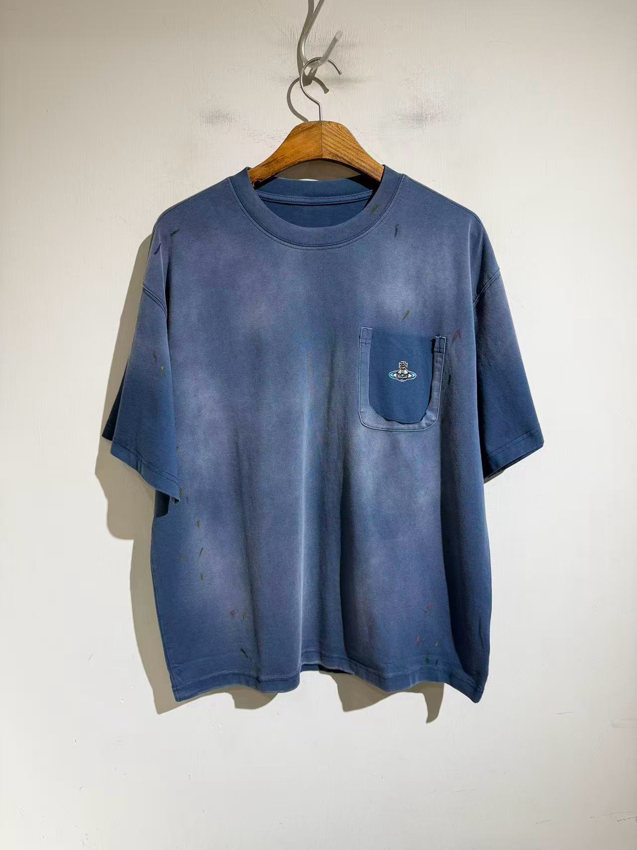 NO:900395,VV Queen Mother's hand-painted paint, blue ready-to-wear is beautiful, with wonderful embroidery. 26 spring and summer washed distressed printed loose short-sleeved T-shirts. The washed color is super positive. The washed fabric imitates the traces of years of wear and tear, creating a very natural distressed effect. Although simple, it can be played with many different changes, and the unique trendy fashion sense adds a lot of luster to casual clothing. Sizes m-2xL. .M size bust 120  Shoulder width 55, clothing length 70, other sizes bust L124 xL128 xxL132. Shoulder width and clothing length increase by 1.3cm per size, men's clothing, T-shirt, tees, t-shirt,19860909VV 西太后 手绘油漆搭配 蓝色成衣炒色的美丽,搭配美妙的刺绣. 26款春夏 洗水做旧印花宽松短袖T恤.洗水颜色超级正.洗水面料模仿岁月磨损的痕迹,营造出非常自然的做旧效果.虽然简单,却可以玩出很多种不同的变化,独特的潮流时尚感 为休闲服饰增光添彩不少.尺码m-2xL. .m码胸围120 肩宽55 衣长70 其他码胸围L124 xL128 xxL132.肩宽衣长每码递增1.3cm,男装,T-shirt,tees，t-shirt,,Women's clothing