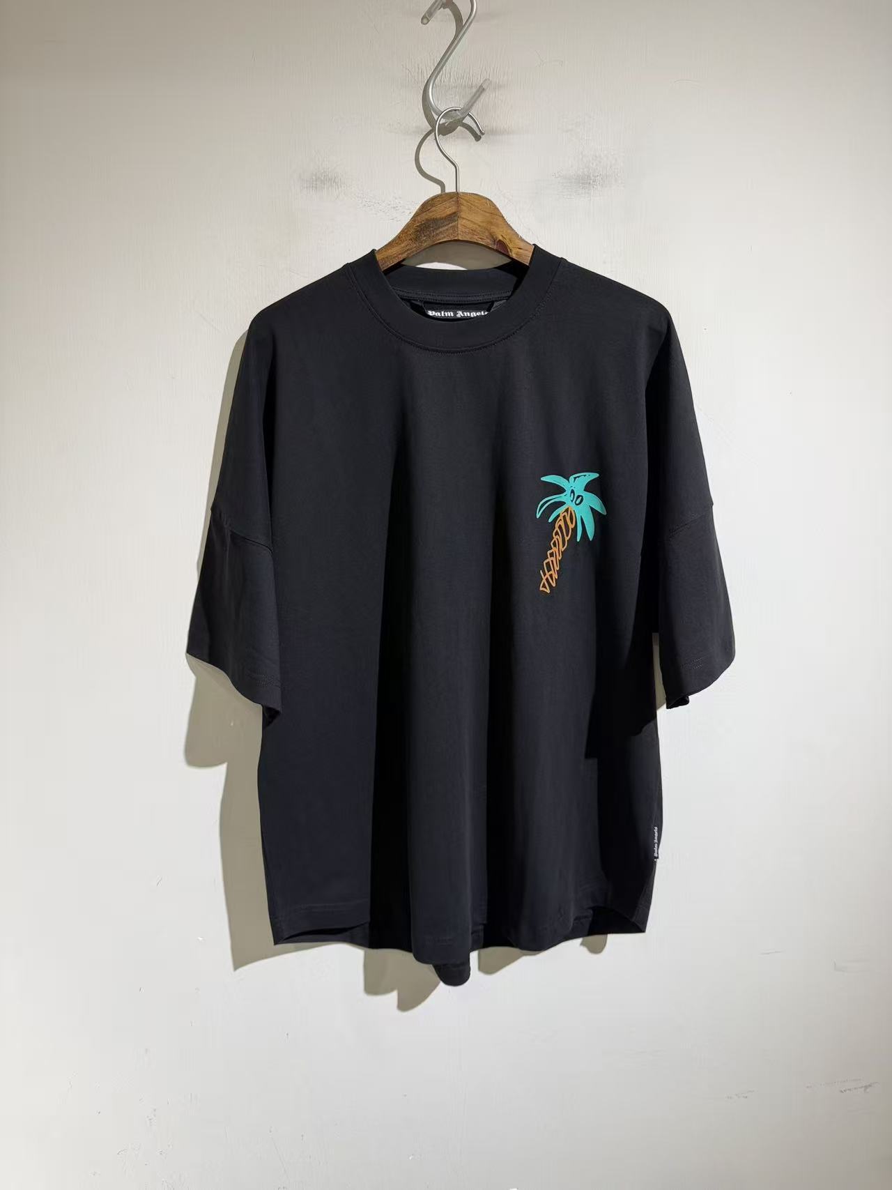 NO:924099,Authentic for North American orders. Ice Cream Palm A Oversize printed loose shoulder T-shirt... The large letter offset logo is paired with the classic Oversize silhouette and dropped shoulder tailoring design. The upper body naturally interprets the new street style. A unique style of fashion is irresistible. The half-section of the upper body is matched with the main logo, and the sense of standard is absolutely overwhelming!  !  Black Size S-XL. S size bust 124, shoulder width 78, clothing length front 73, back 79. Other sizes bust m128 L132 xL136 shoulder width and length increase by 1.3cm per size, men's clothing, versace, tees, t-shirt,19860909北美订单正版.雪糕棕榈 Palm A Oversize印花宽松落肩T恤…. 大字母胶印logo搭配经典的Oversize轮廓落肩版型剪裁设计,上身自然而然的演绎出街头新风格,一款独具风格的潮流时尚更是让人无法抗拒,上半身半节走线搭配主标logo,规格感绝对的爆棚！！黑色 尺码S-XL. s码胸围124 肩宽78 衣长前73 后79.其他码胸围m128 L132 xL136 肩宽衣长每码递增1.3cm,男装,versace,tees，t-shirt,,Women's clothing