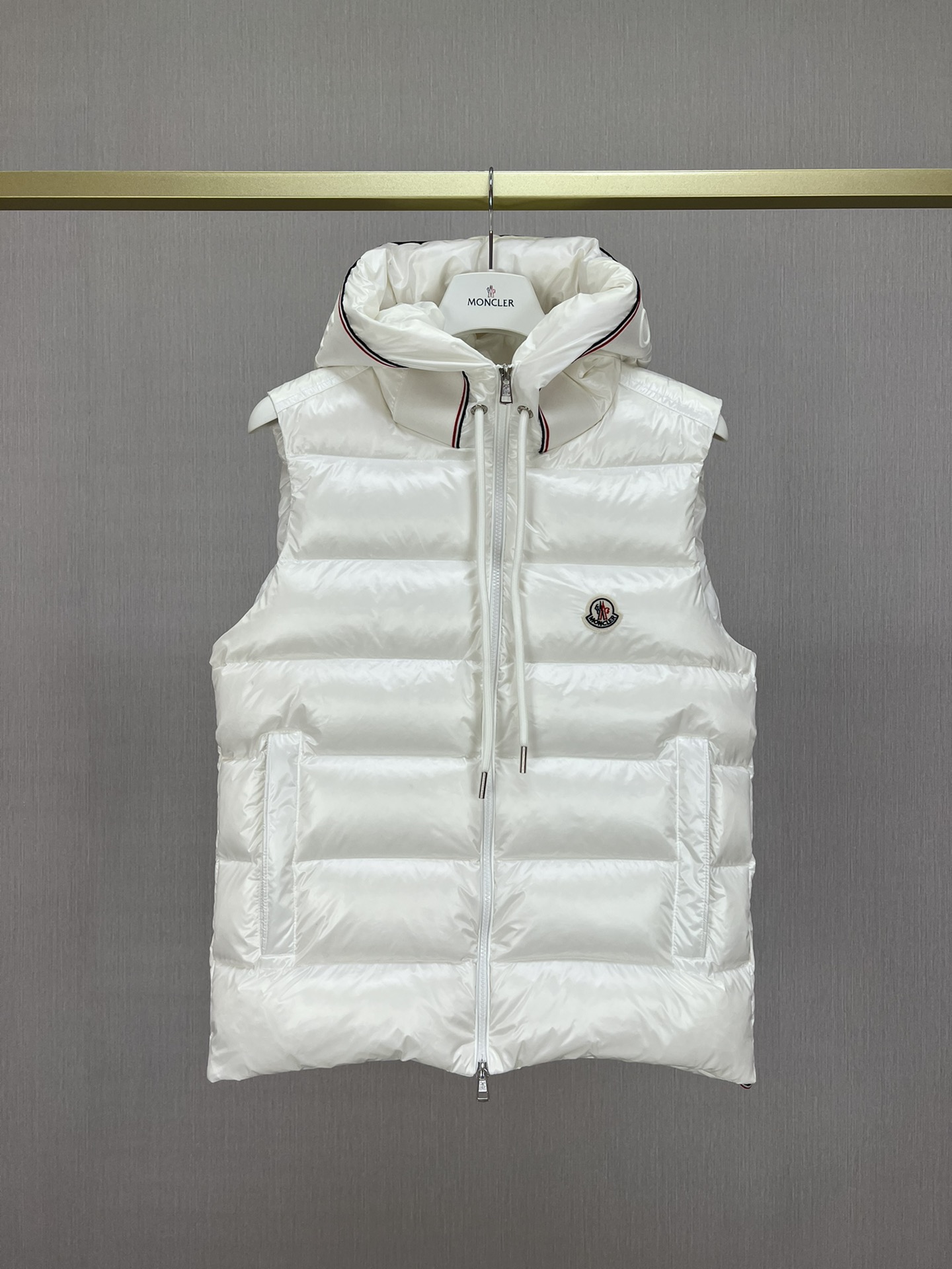 El mejor sitio web para la réplica
 Moncler Réplicas
 Ropa Camiseta de tirantes Chaleco Negro Blanco Nylon Plumón de pato blanco Colección otoño – invierno Blusa con capucha