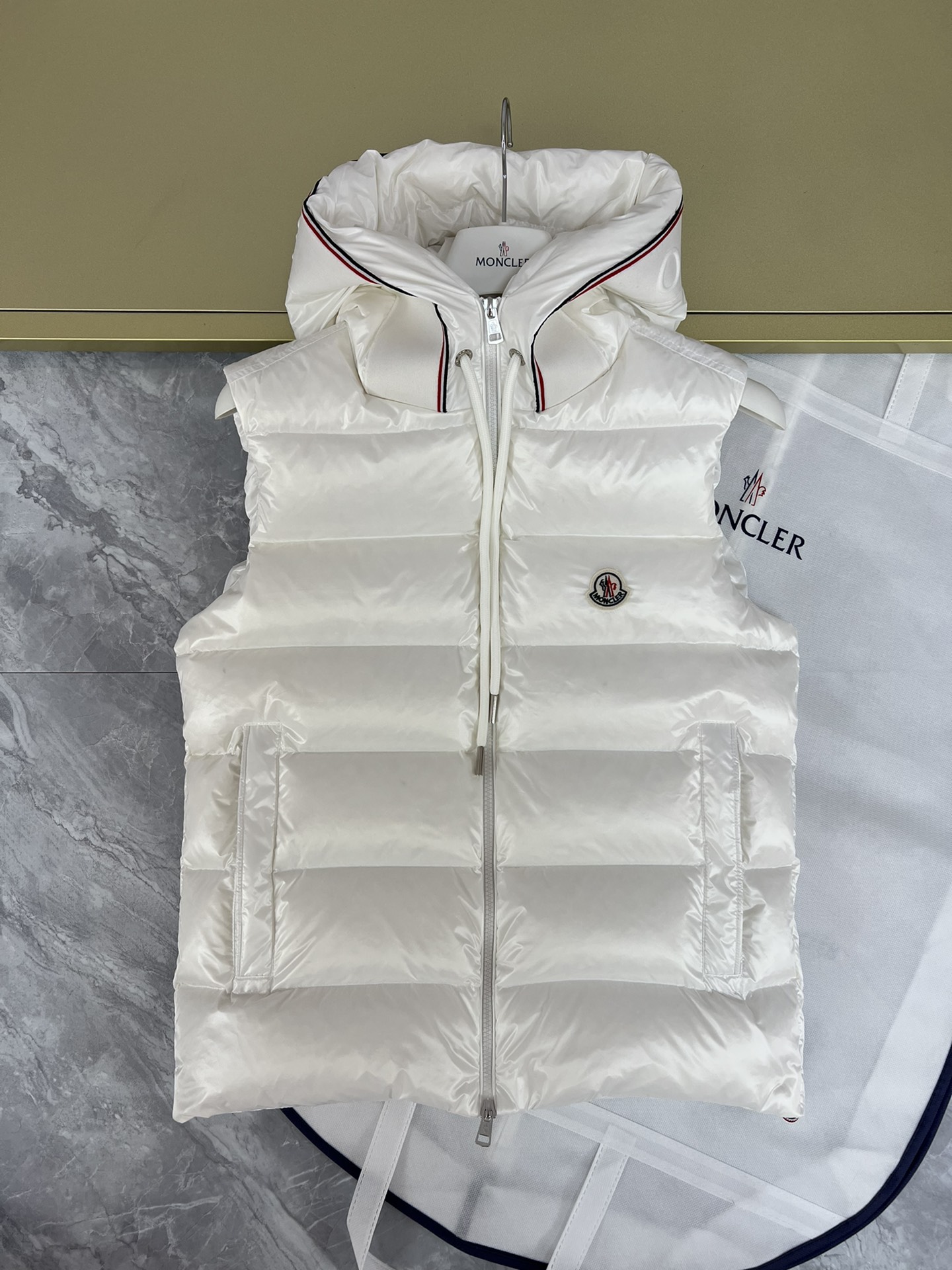 Moncler Ropa Camiseta de tirantes Chaleco Negro Blanco Nylon Plumón de pato blanco Colección otoño – invierno Blusa con capucha