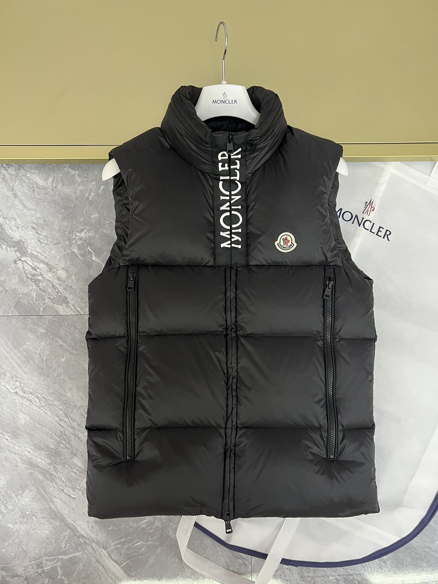 Moncler Almacenar
 Ropa Chaqueta de plumón Camiseta de tirantes Chaleco Blanco Universal para hombres y mujeres Mujeres Hombres Plumón de ganso blanco Colección otoño – invierno