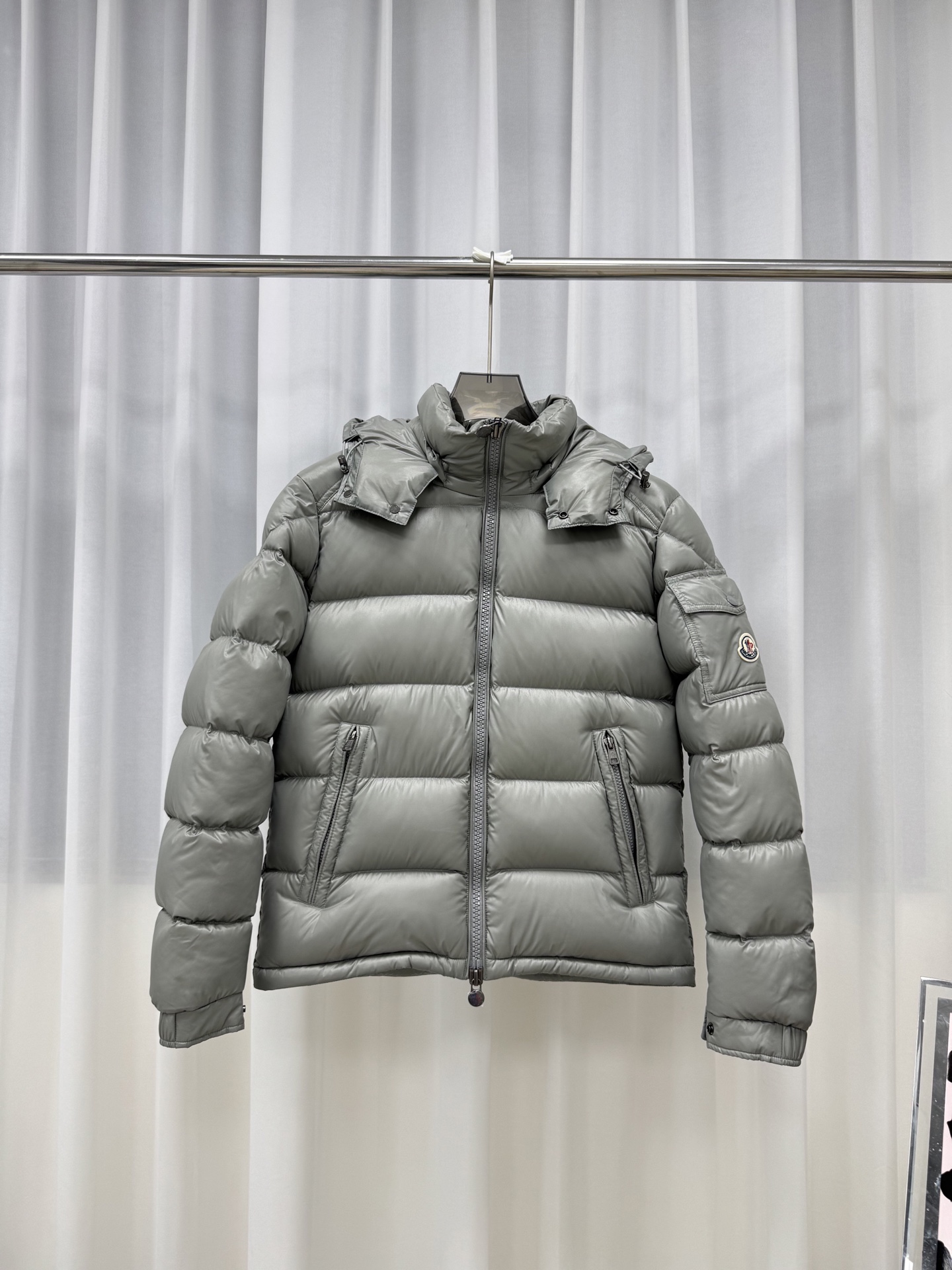 𝐌𝐎𝐍𝐂𝐋𝐄𝐑|蒙口 盟可睐 Maya 玛雅/陈奕迅同款/亮面连帽 短款羽绒
尺码: 1 2 3 4 5 6 7
货号:K20911A5360068950999
颜色:灰色
描述:Moncler Maya短款羽绒夹克演绎标志性设计,颇具辨识度。采用nylon laqué面料制成,推出多种颜色可供选择。
材料工艺解析
Moncler Maya男士羽绒夹克采用光泽nylon laqué面料制成,搭配标志性方格块绗缝,彰显Moncler的品牌精髓。短款羽绒夹克演绎鲜明廓形,配有可拆卸兜帽和可调节下摆,经典设计适合各种季节和潮流。衣袖点缀经典贴袋,演绎品牌标志性风格。
详情
•采用nylon laqué面料制成
•Nylon laqué衬里
•填充羽绒
•可拆卸可调节兜帽
•衣领设有按扣
•拉链开合
•拉链口袋
•抽绳下摆
•衣袖设有翻盖贴袋
•可调节袖口
•标识贴片