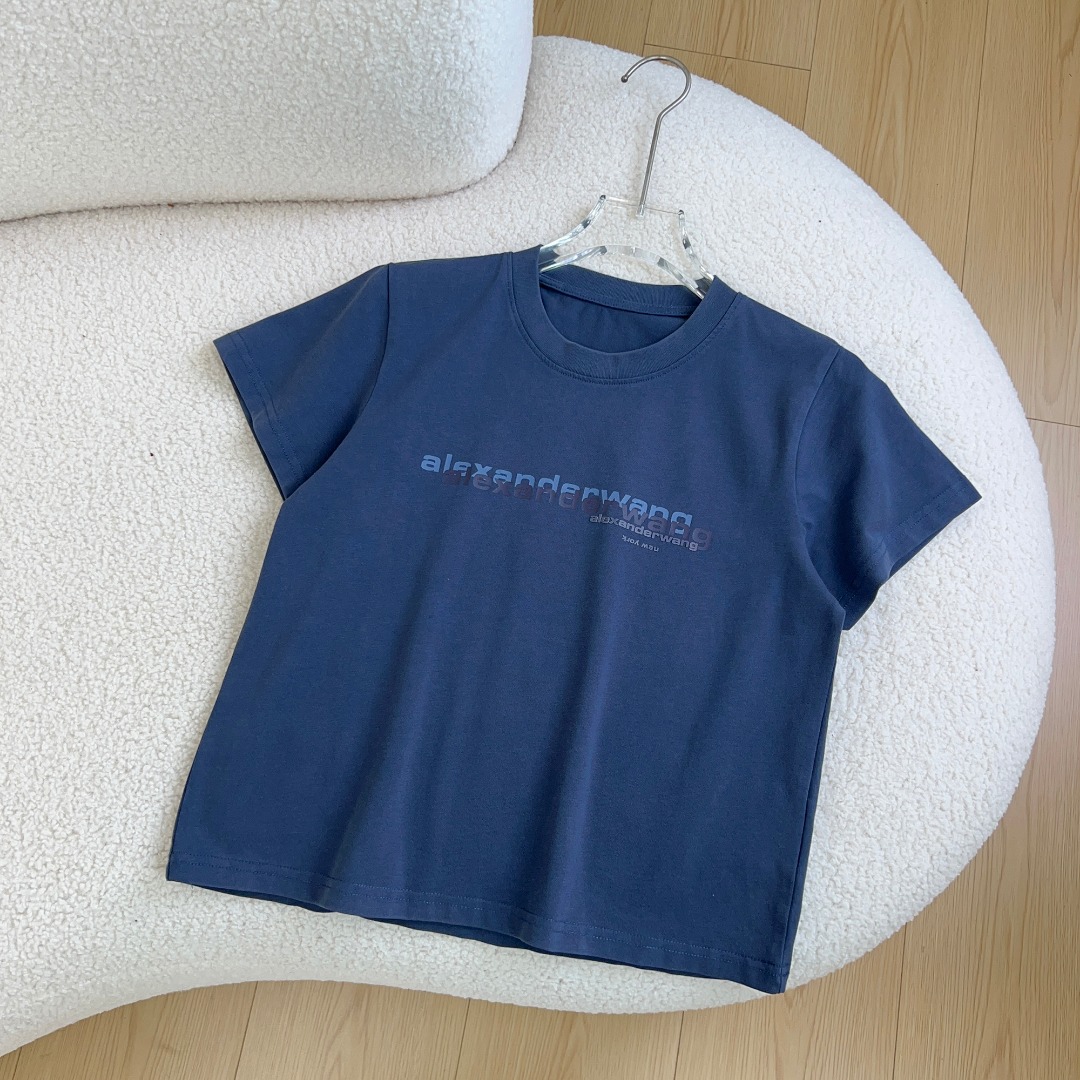 NO:426256,Alexanderwang series model 2025 new summer style letter logo print old slim small board short-sleeved T-shirt high-version color hidden blue black code SML, T-shirt,tees, t-shirt,alexander wang19860909Alexanderwang 系列款 2025 夏季新款 字母logo印花做旧修身小板短袖T恤 高版本 颜色藏蓝 黑色 码数SML,,T-shirt,tees，t-shirt,alexander wang,Women's clothing