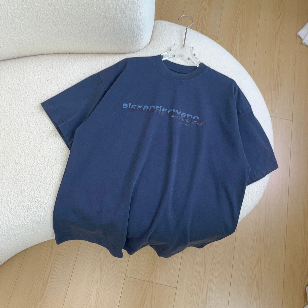 NO:426261,Alexanderwang series 2025 new summer style letter logo print old loose fit short-sleeved T-shirt high version color hidden blue black SML, T-shirt,tees, t-shirt,alexander wang19860909Alexanderwang 系列款 2025 夏季新款 字母logo印花做旧宽松版型短袖T恤 高版本 颜色藏蓝 黑色 码数SML,,T-shirt,tees，t-shirt,alexander wang,Women's clothing