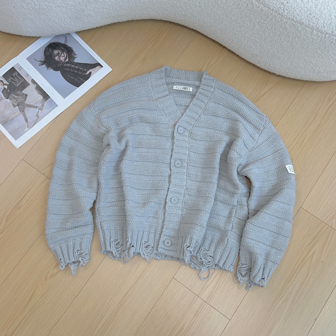 NO:468306,MM6 25 autumn and winter new style simple V-neck grinding design cardigan knitted sweater jacket high version male and female style two colors sml P,,masion margiela,jackets & coats,sweaters,alexander wang19860909MM6 25秋冬新款 简约V领磨烂设计开衫针织毛衣外套 高版本 男女同款 两色sml P,,masion margiela,jackets & coats,sweaters,alexander wang,Women's clothing