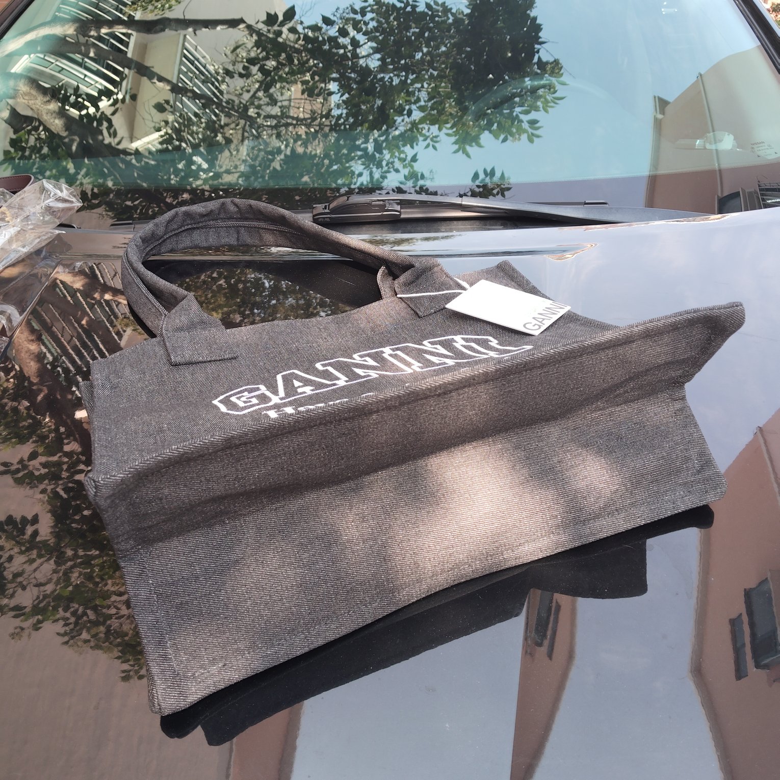 this spacious tote bag features a lightweight construction with generous - Comprehensive 4