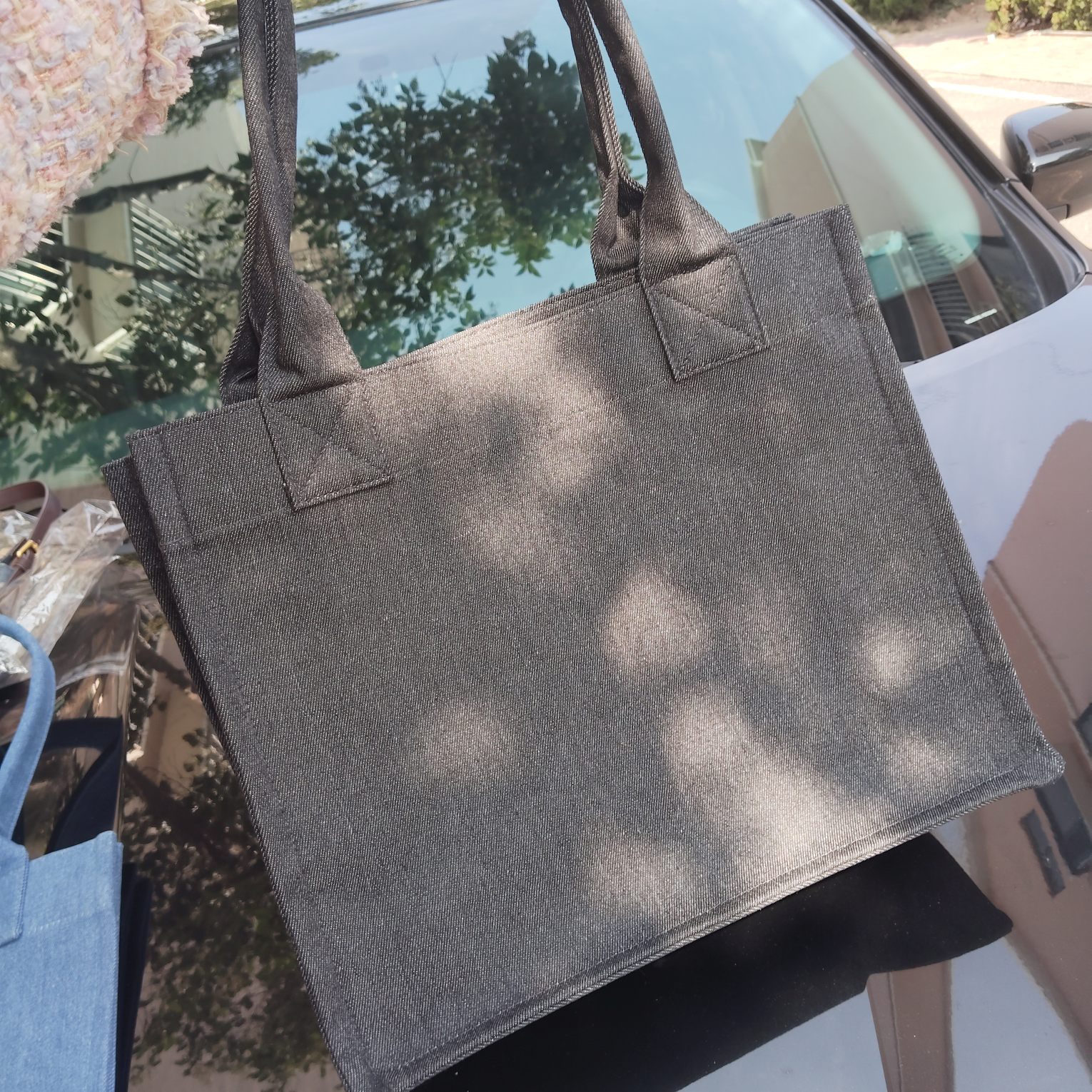 this spacious tote bag features a lightweight construction with generous - Comprehensive 3