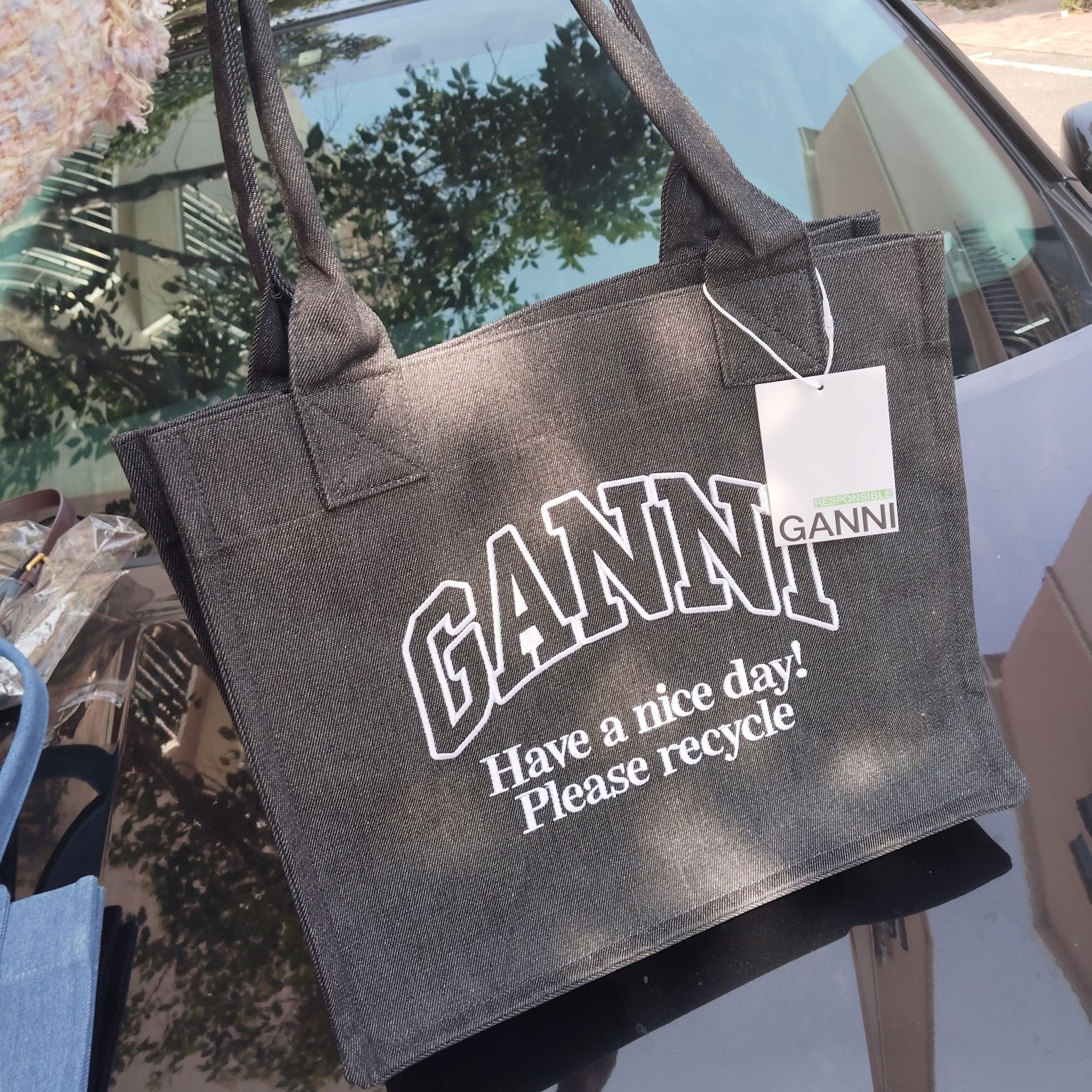 this spacious tote bag features a lightweight construction with generous - Comprehensive 2