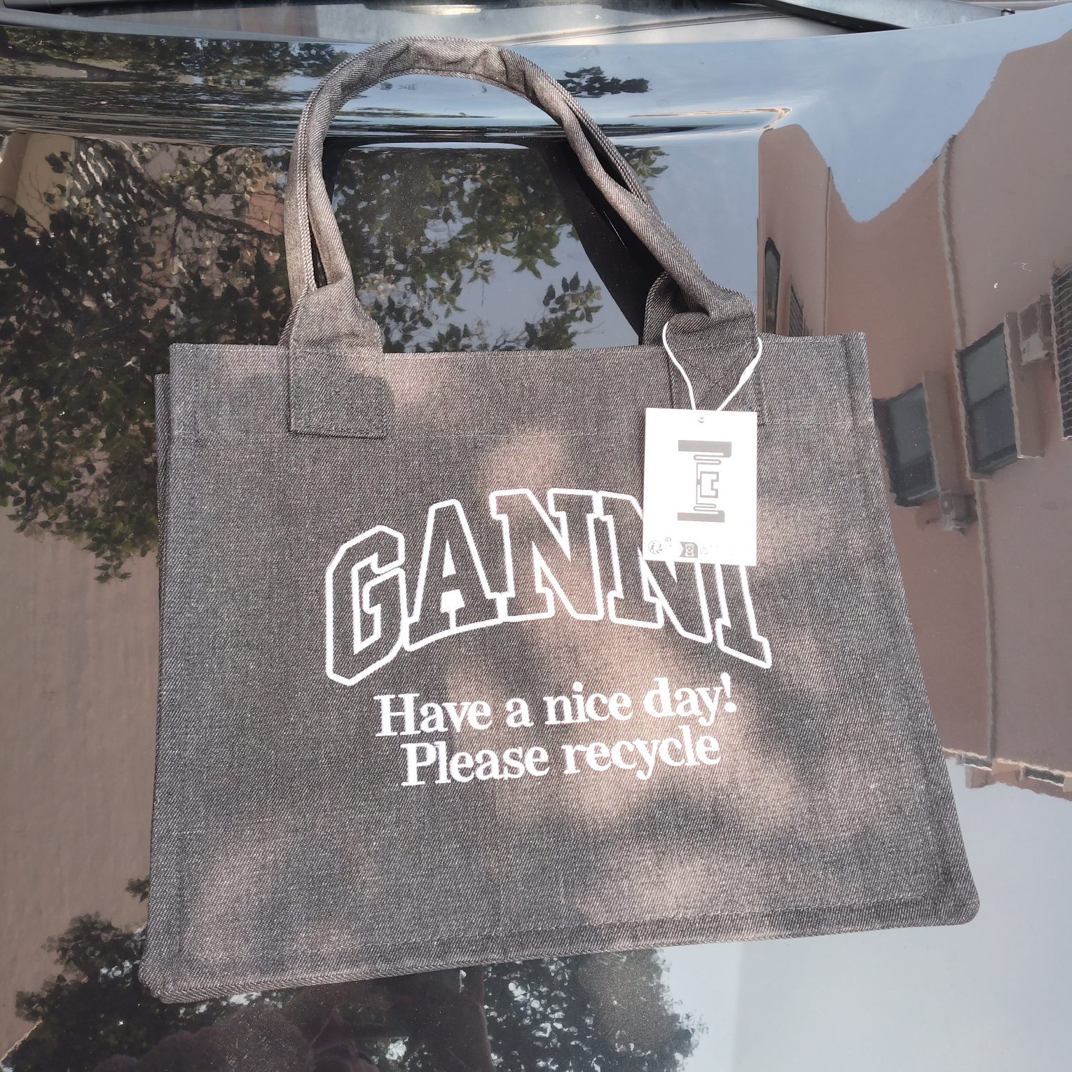 this spacious tote bag features a lightweight construction with generous - Comprehensive