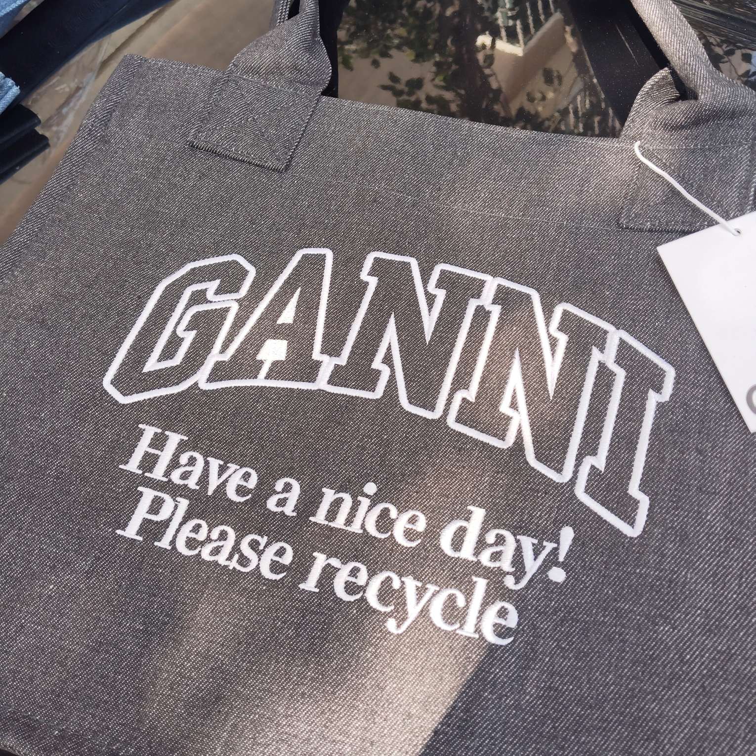 this spacious tote bag features a lightweight construction with generous - Comprehensive 5