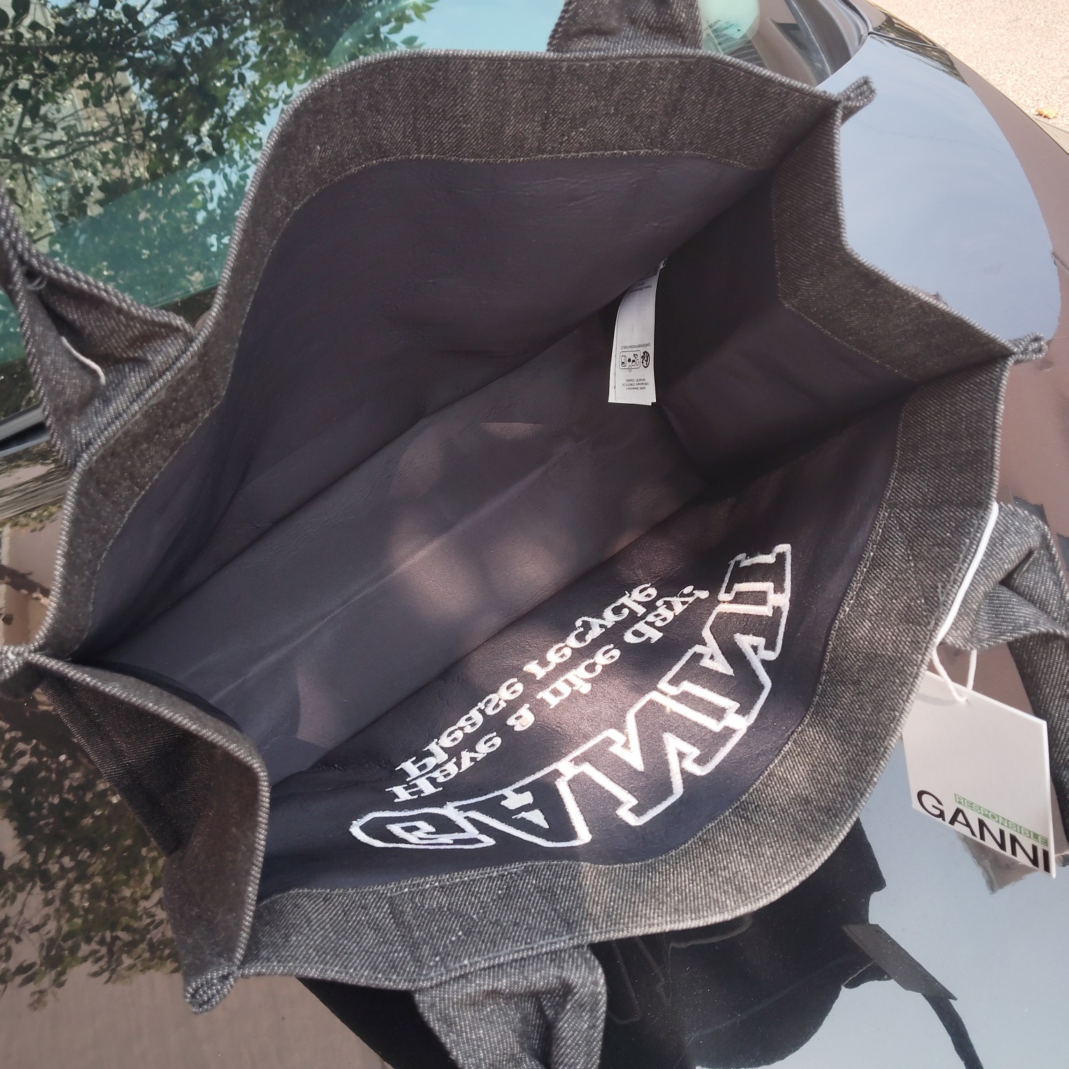 this spacious tote bag features a lightweight construction with generous - Comprehensive 7