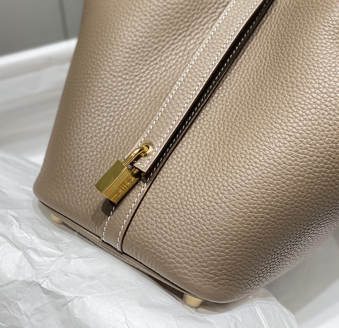 Hermès 专柜款经典手袋 4