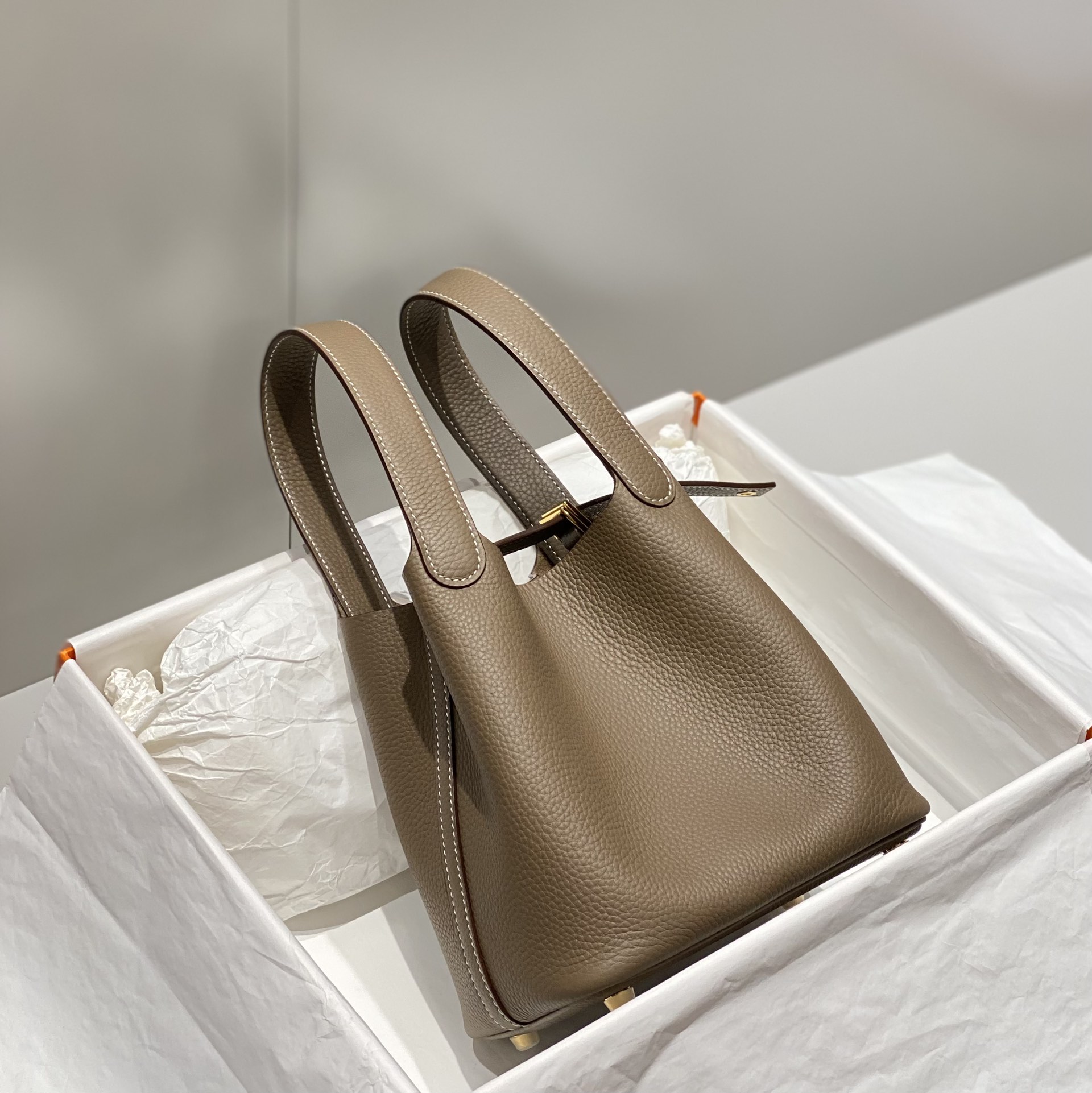Hermès 专柜款经典手袋 8