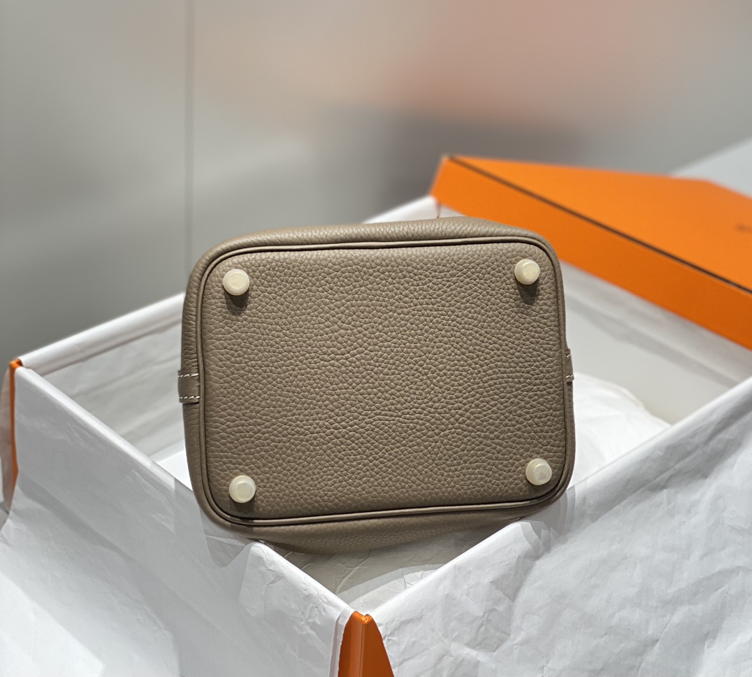 Hermès 专柜款经典手袋 3