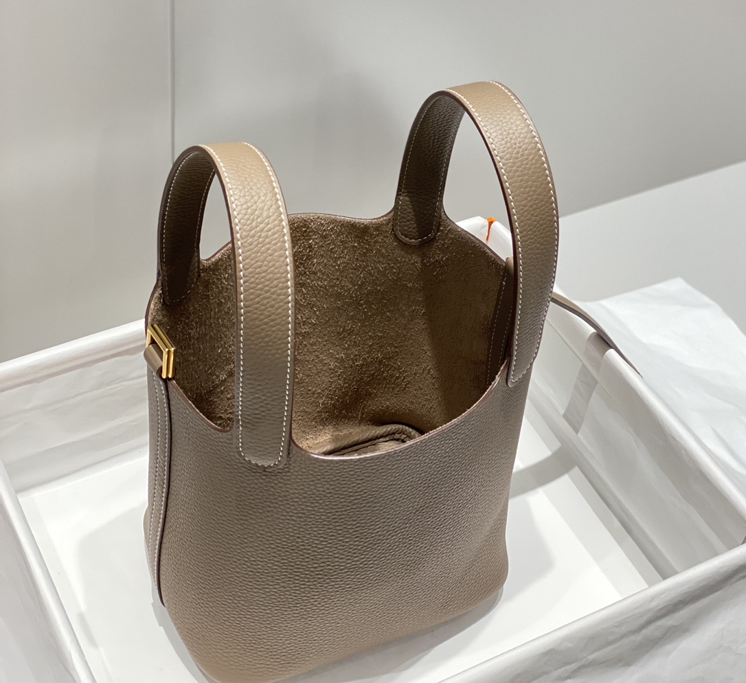 Hermès 专柜款经典手袋 9