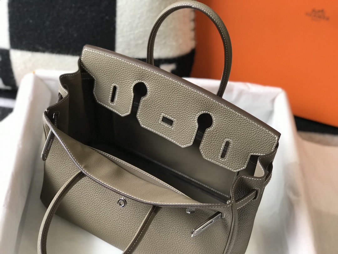 Hermès 专柜款经典手袋 9