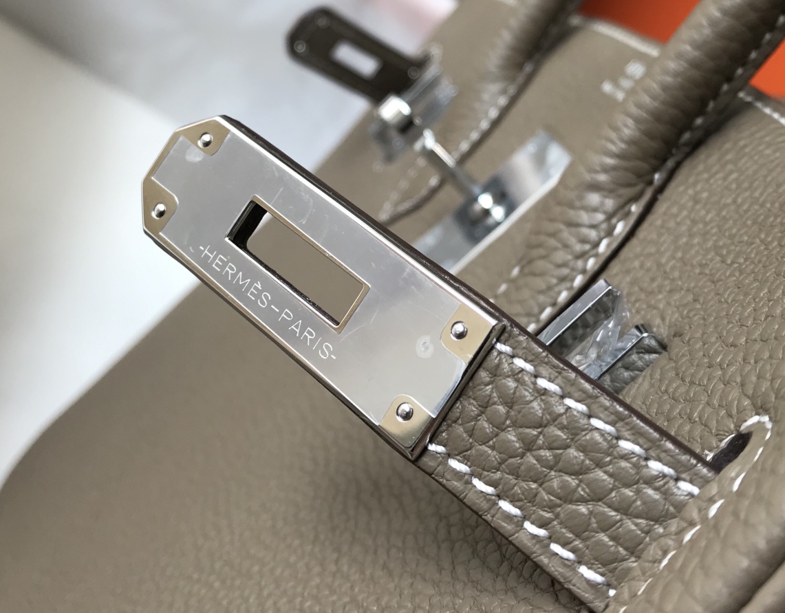 Hermès 专柜款经典手袋 8