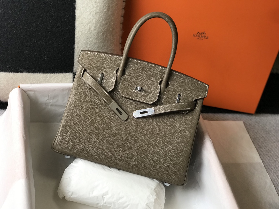 Hermès 专柜款经典手袋 4
