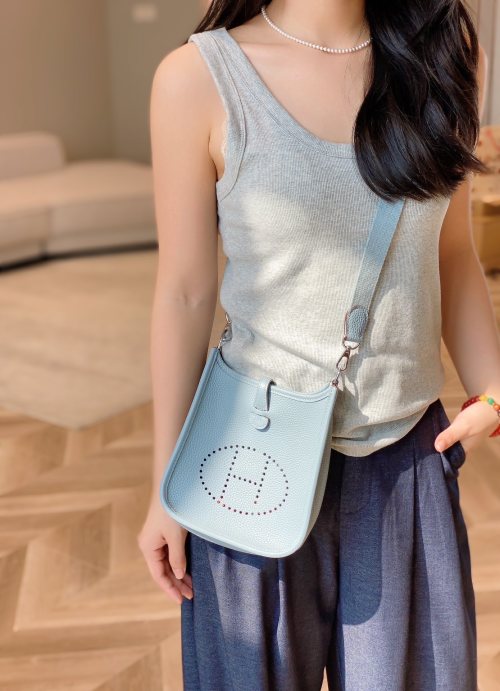 Hermès Linen Blue Leather Shoulder Bag, Perfect for Summer - Stylish & Versatile 1 Hermès Linen Blue Leather Shoulder Bag, Perfect for Summer - Stylish & Versatile