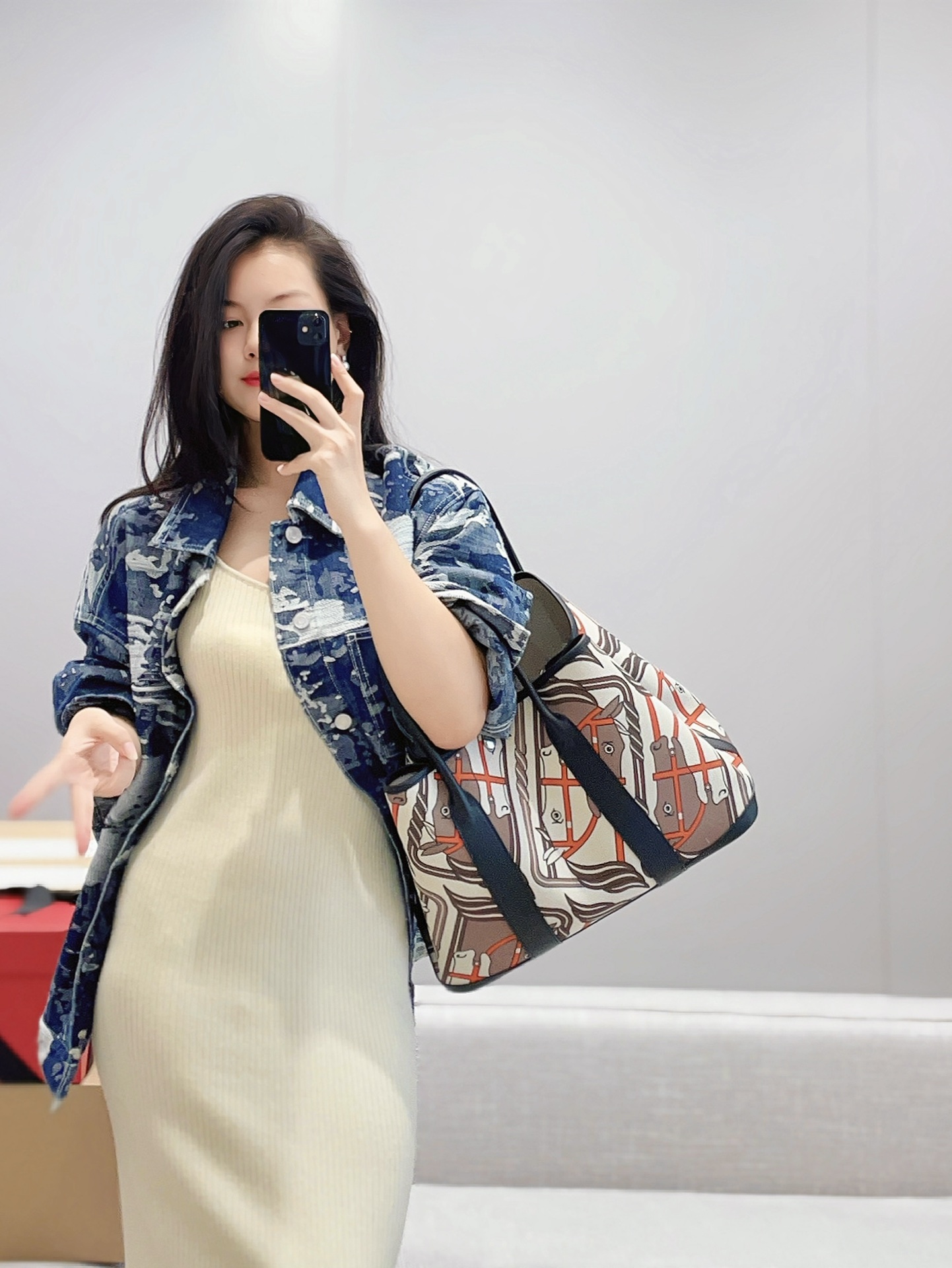 Hermès Its also a unisex style I wont say which eye-catching couples bag it is. Those who are looking for taste are already on their way
