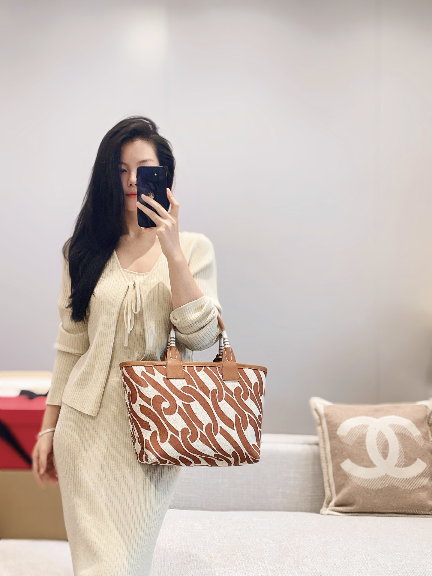 Hermès Anytime you feel looseness in your back, it will come out