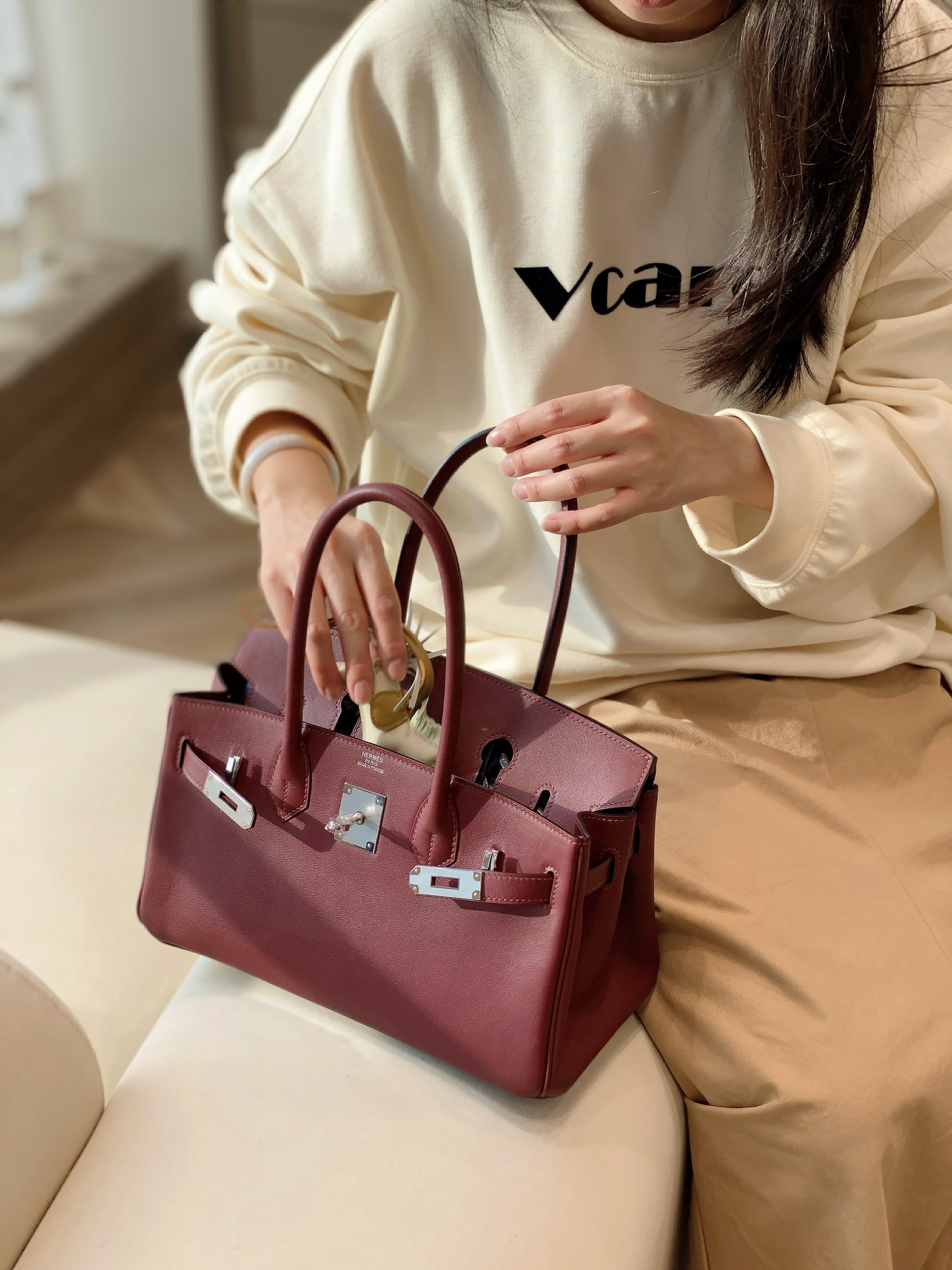 Hermès The dazzling Bordeaux red, this one is really unique and charming. The color blessing charm is infinitely magnified
